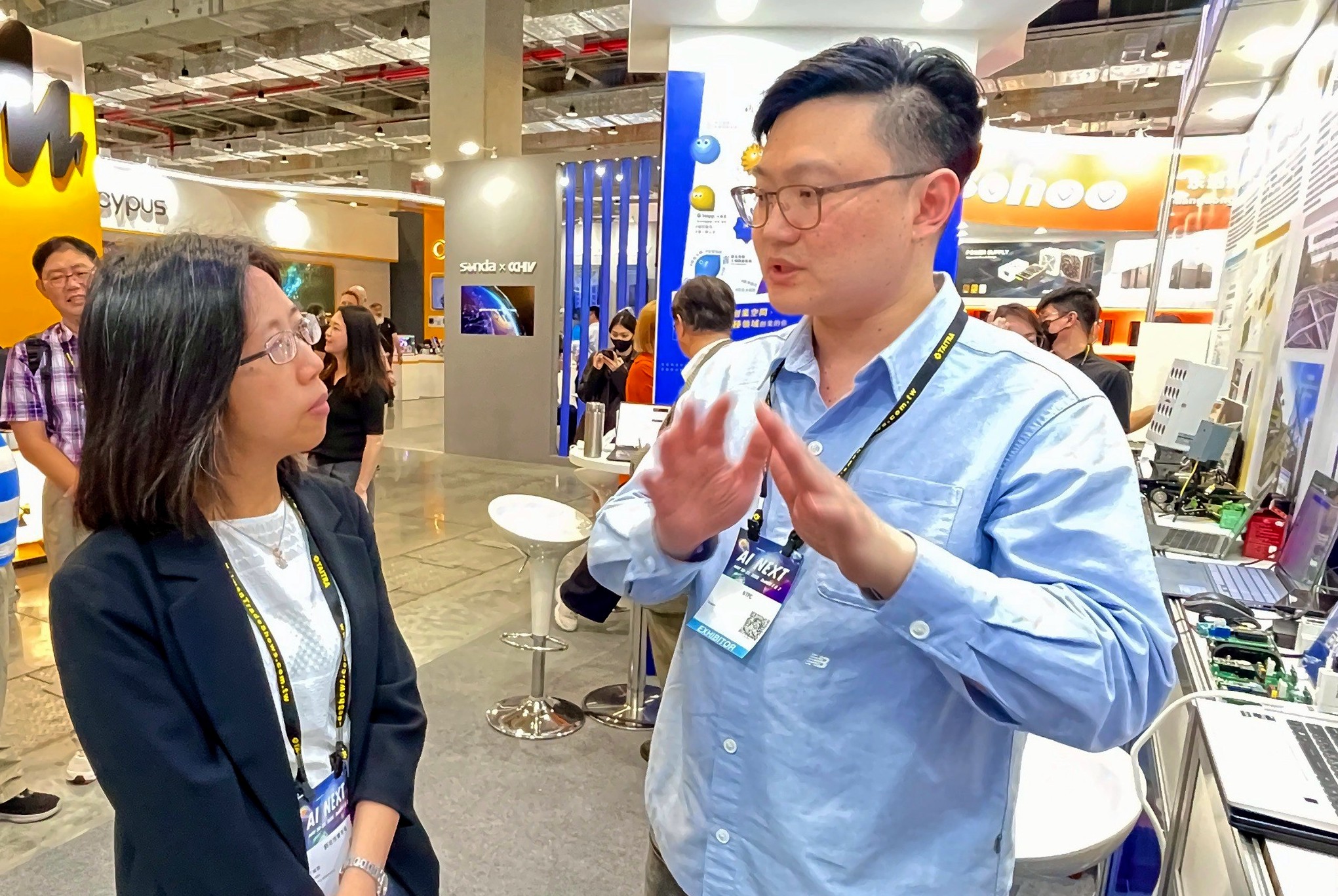 寶高數位基地的團隊-駿善科技創辦人郭政宏（圖右）向新北市青年局主秘丁雅君（圖左）介紹新創服務。