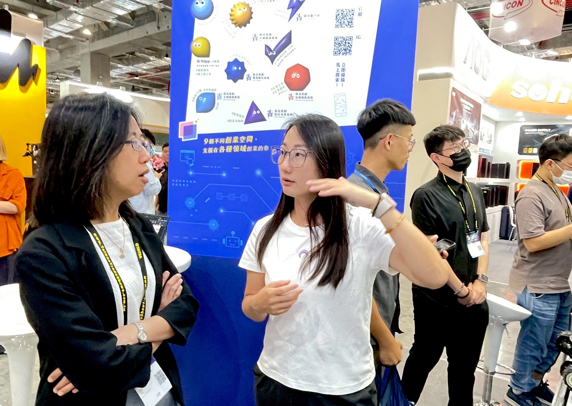 首次參展的迪菲巡飛航科技營運長陳佩芬（圖中）向新北青年局主秘丁雅君（圖左）介紹自主研發的產品。