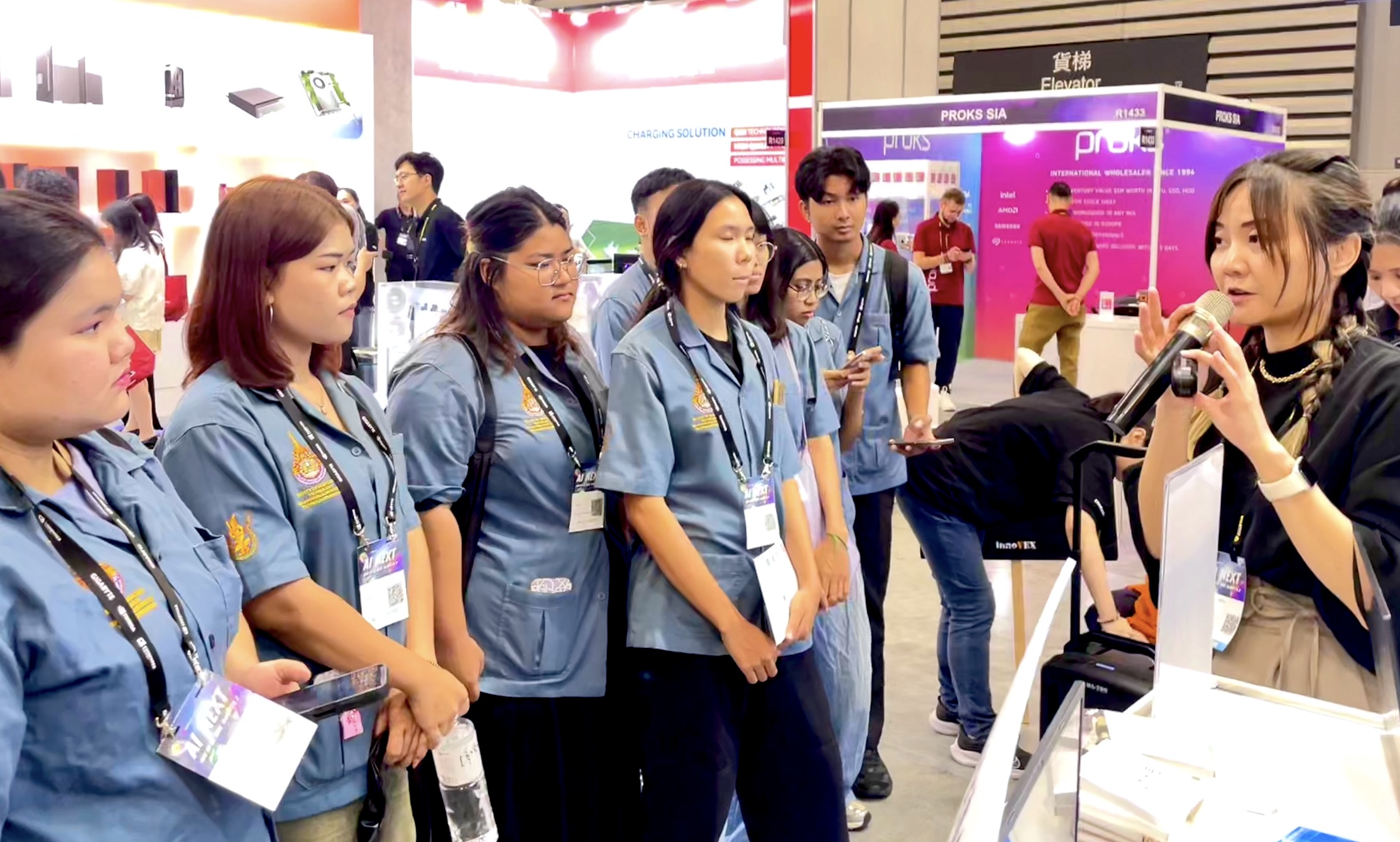 連續多次參展的邦易聽股份有限公司（聽力行動）執行長趙藙婷（圖右）向泰國導覽團介紹團隊及產品。