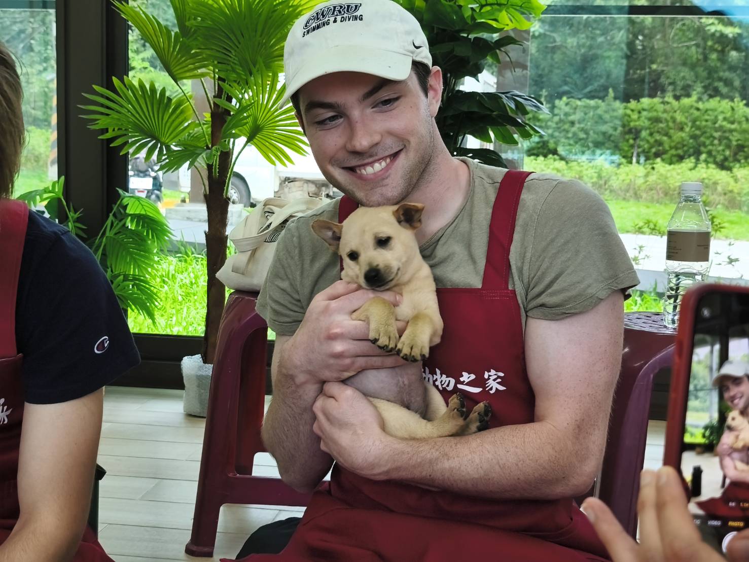  美國大學生參訪瑞芳動物之家第一次與小狗近距離接觸。