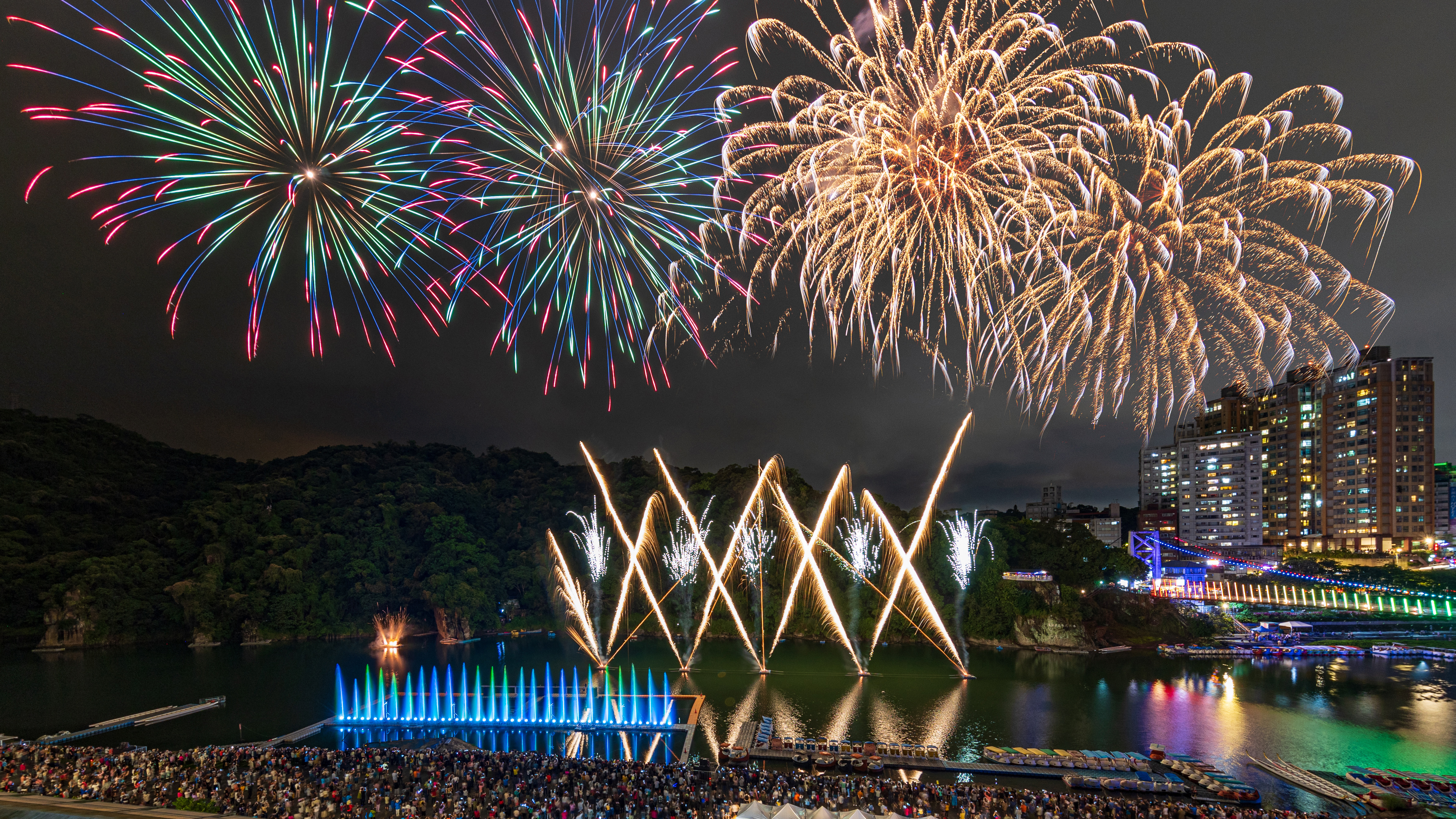 2025碧潭水舞季即將於5月24日登場，4場煙火秀每場施放300秒，照亮新北夜空，帶來精彩視覺高潮。(2024煙火資料照片)