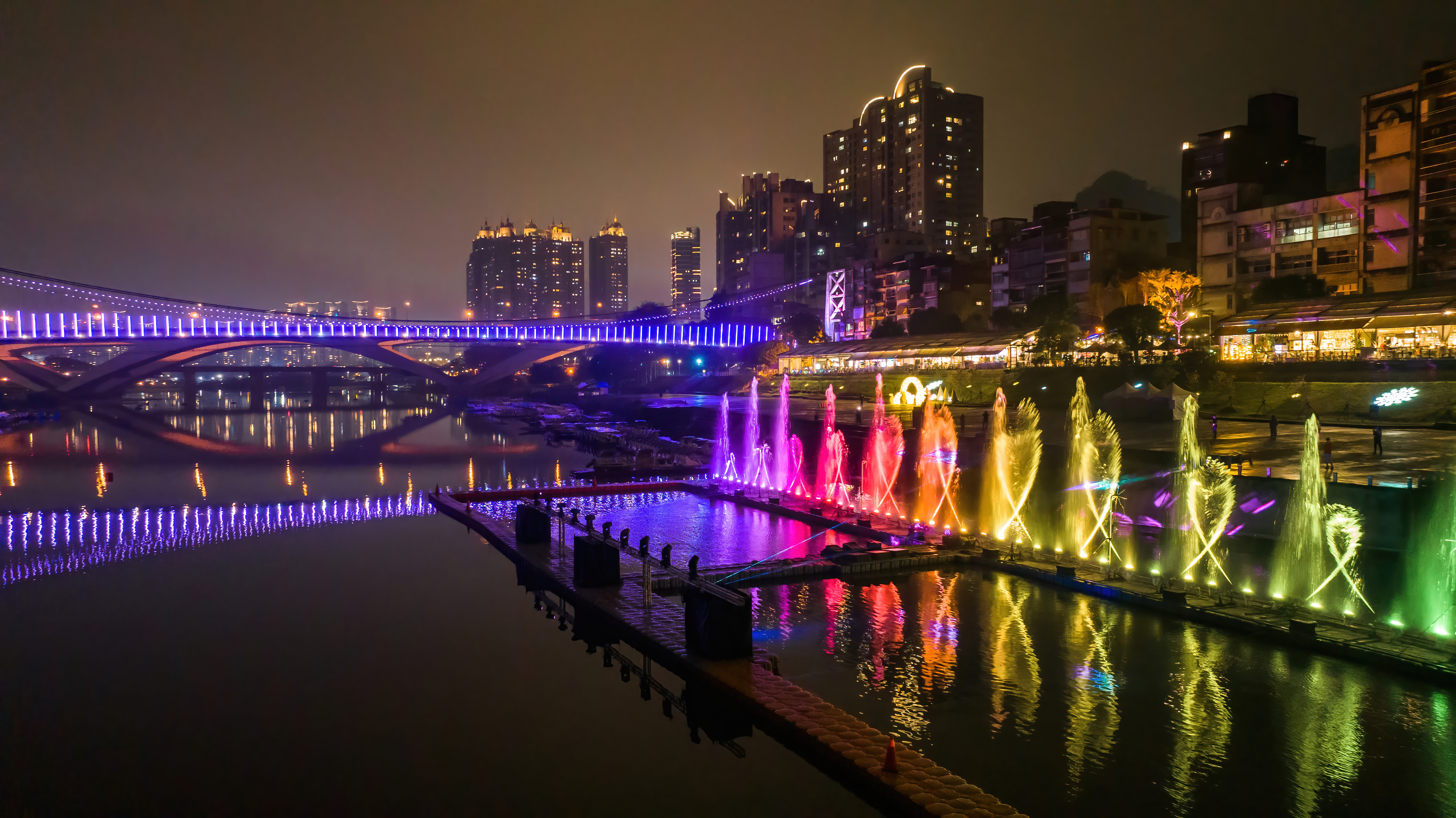 絢爛水舞於碧潭夜空綻放，水柱隨音樂起舞，燈光倒映水面，織就夏季最夢幻視覺饗宴，邀您共赴浪漫盛會。(2024水舞資料照片)