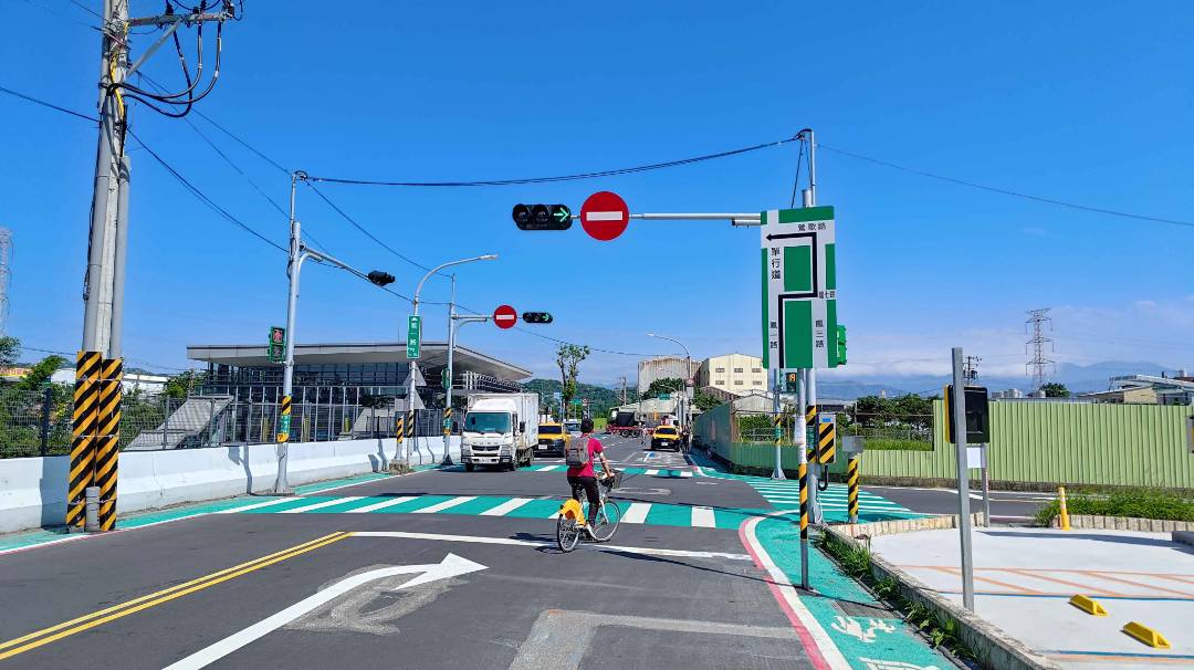鶯歌鳳一路往西單行管制，路口禁制進入及行車導引標誌