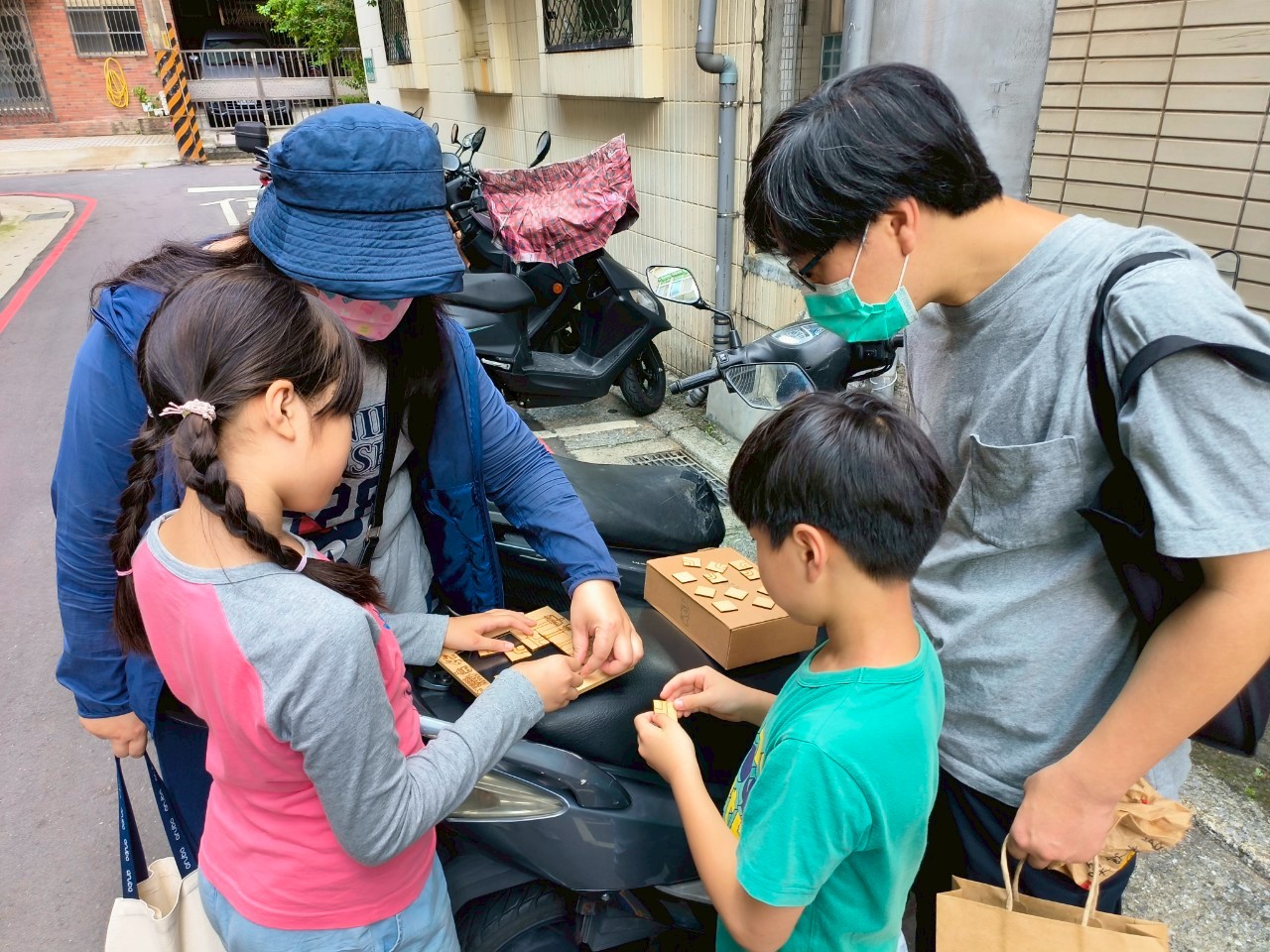 「瓦磘溝戶外實境遊戲」透過巧妙設計的解謎關卡，引導親子在遊戲中學習文化、生態與歷史知識