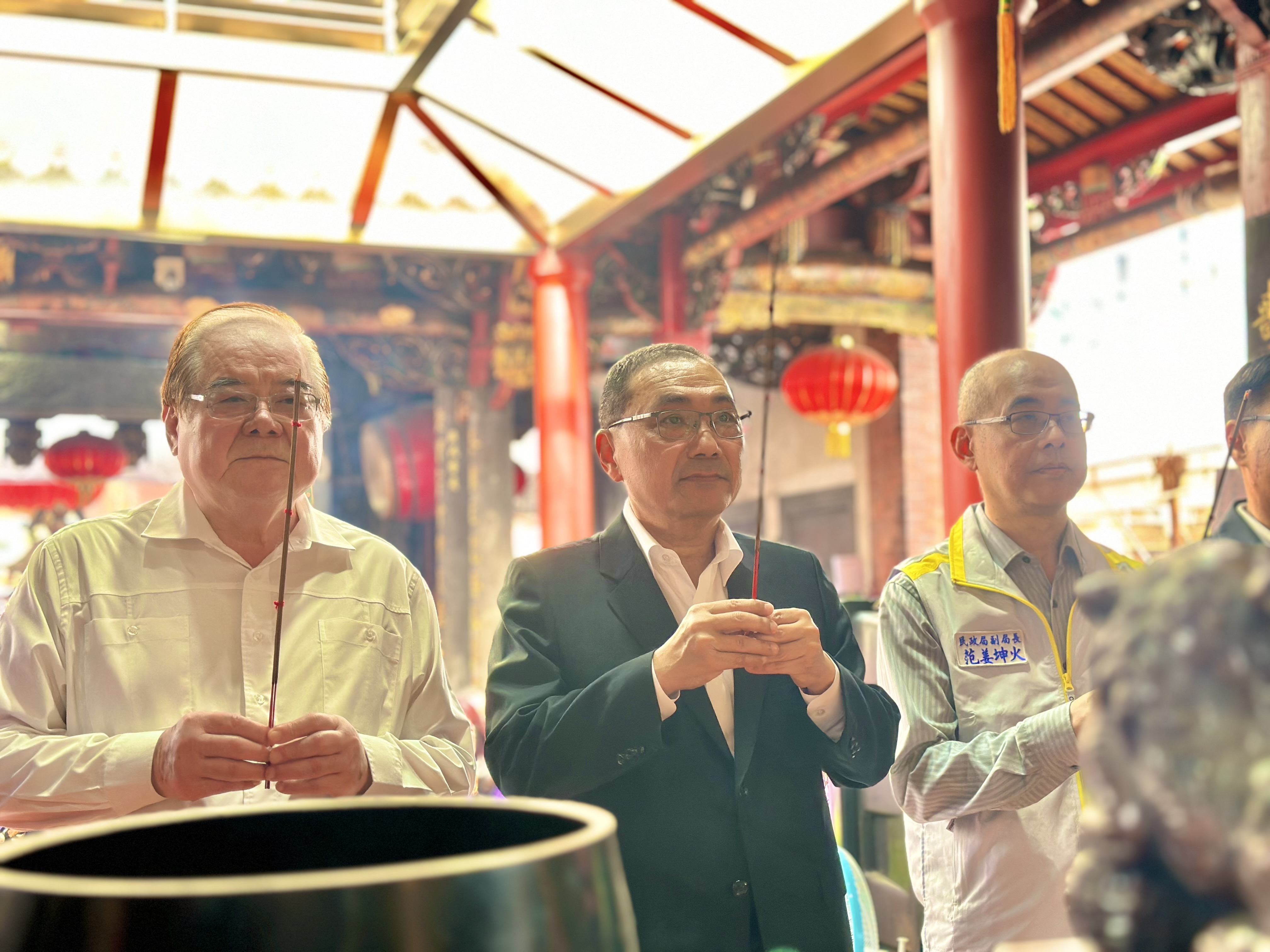 新北市長侯友宜提前於今（22）日前往三重先嗇宮為神農大帝暖壽參拜祈福，祈求庇佑新北風調雨順、市民安居樂業。