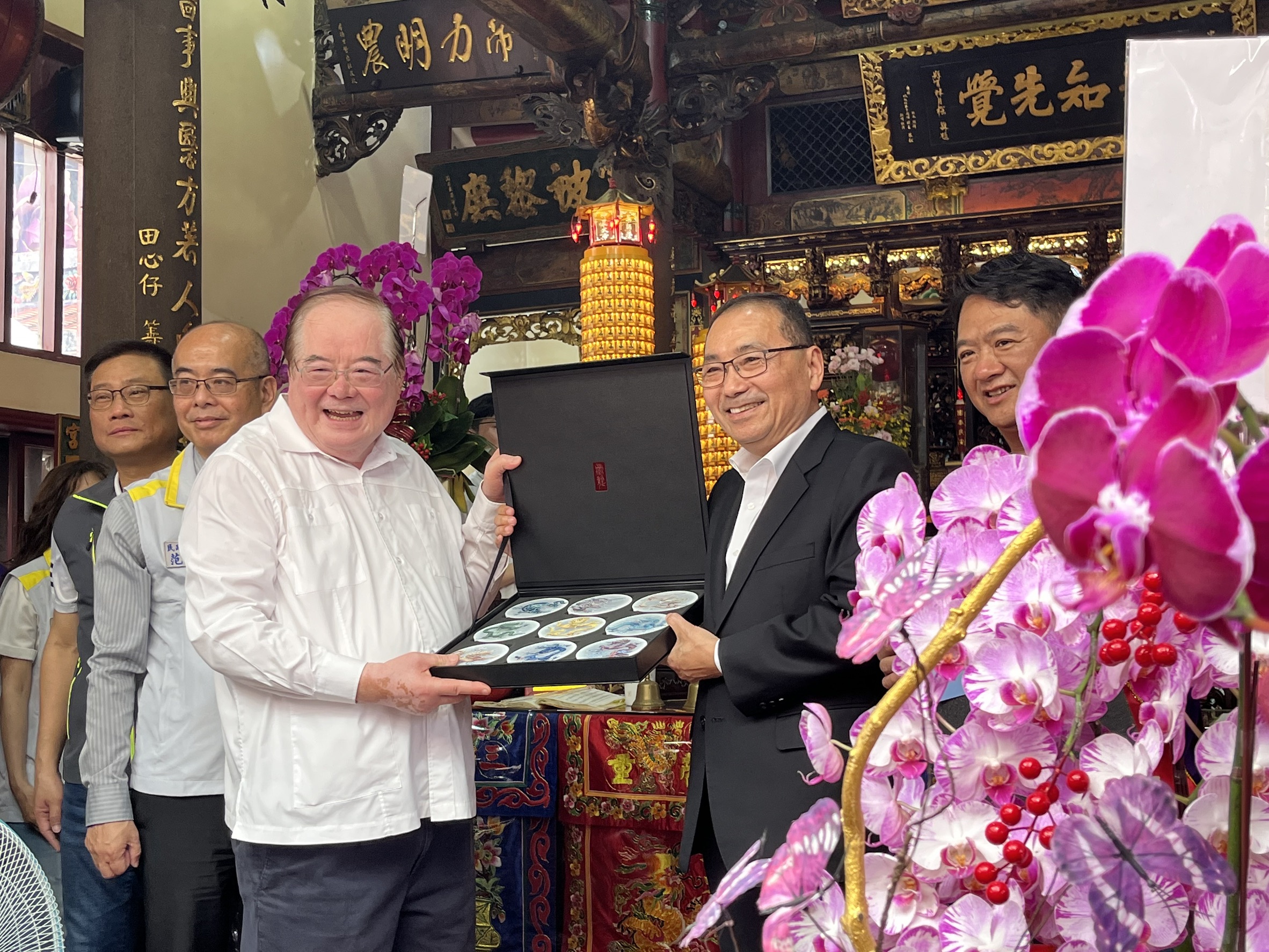 先嗇宮致贈「九龍杯墊」，祝福侯市長與新北市龍飛九天，為國家、老百姓服務。