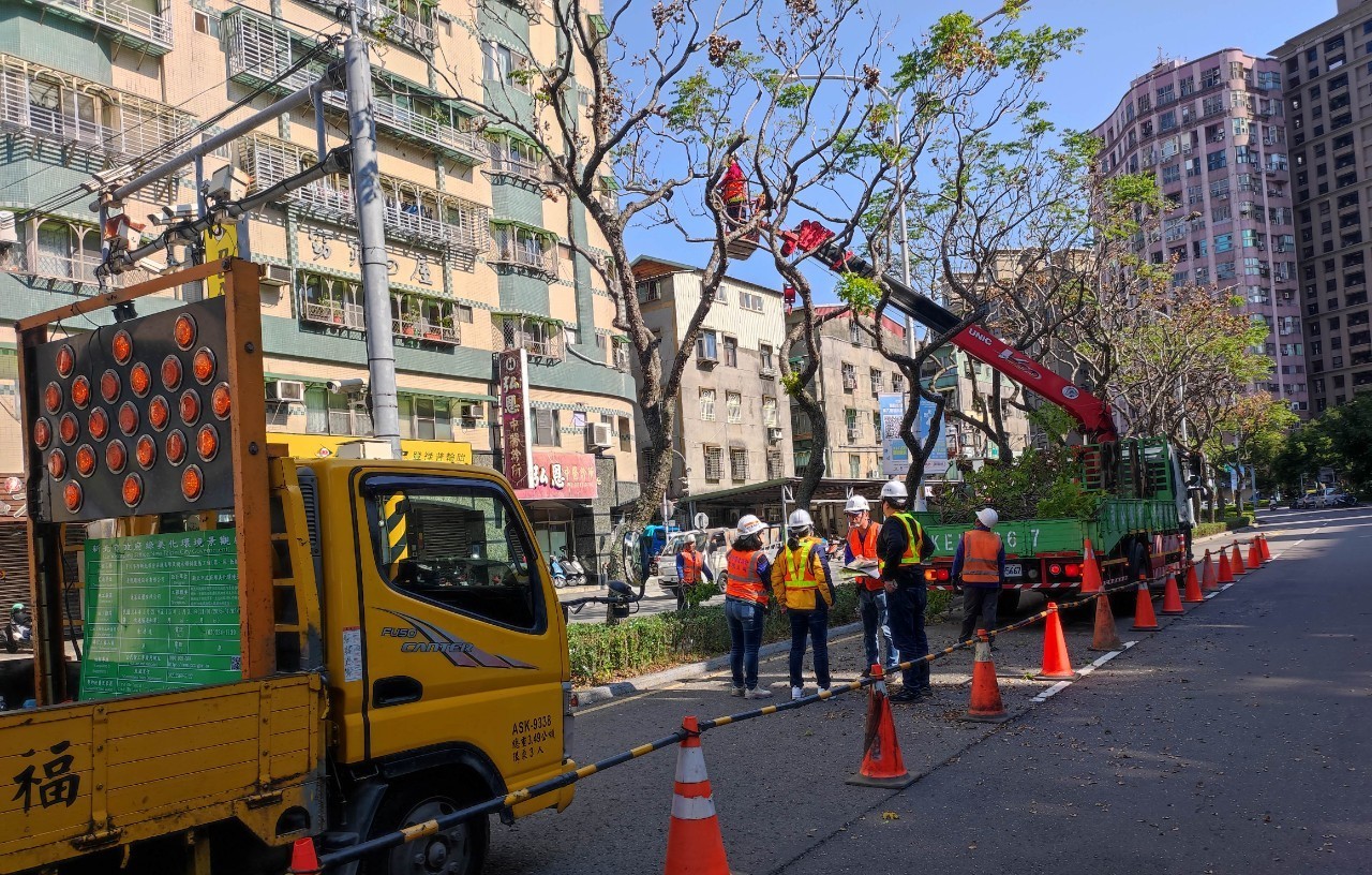 因應汛期即將到來，新北市景觀處及各樹木維管單位全面加強轄管樹木的巡查與維護管理作業，包含於重要道路進行路樹修剪，降低災害影響風險