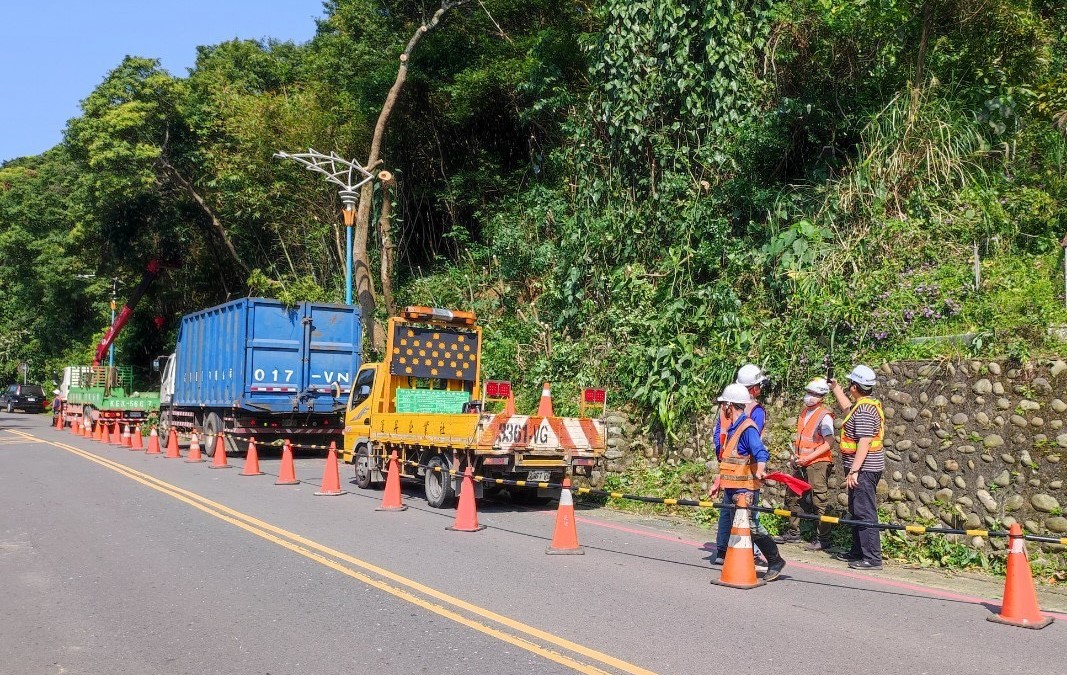 新北市景觀處派員至五股觀音山凌雲路段督導協力廠商，確認防汛整備進度
