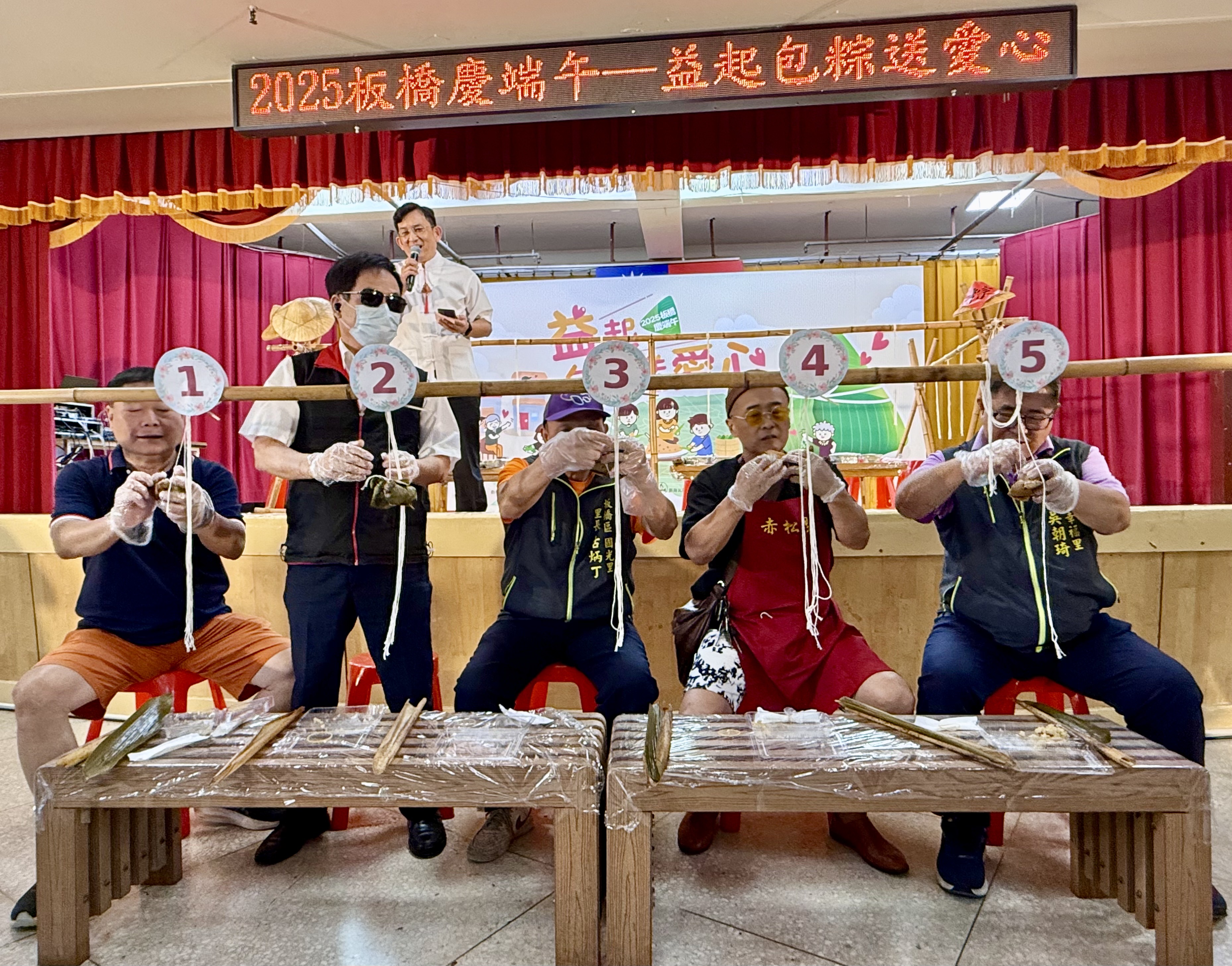 3.包粽王趣味競賽男子組參賽者身手俐落