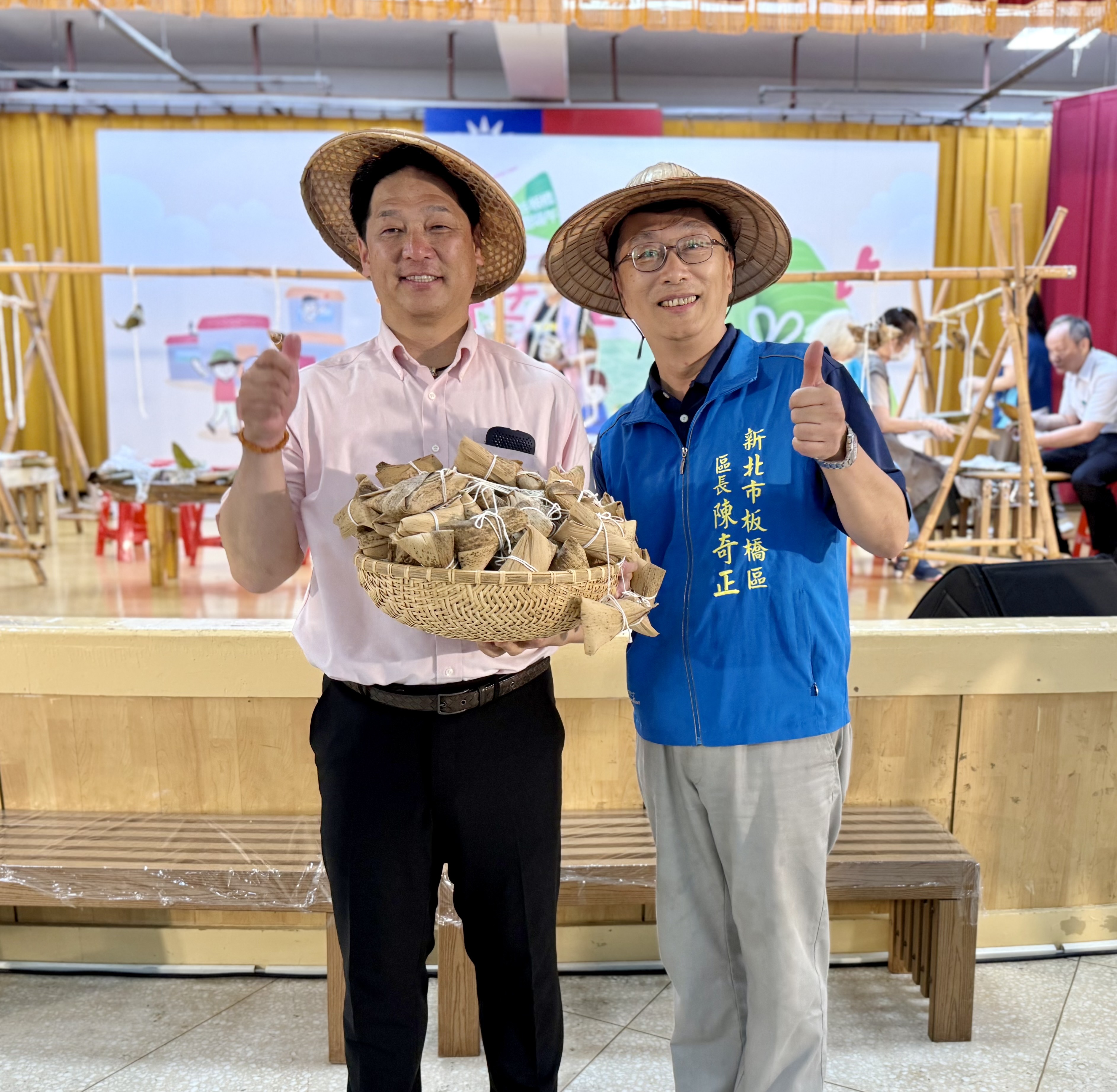 5.和歌山井上直樹議員(左)首次體驗包粽，感受台灣溫暖的人情味