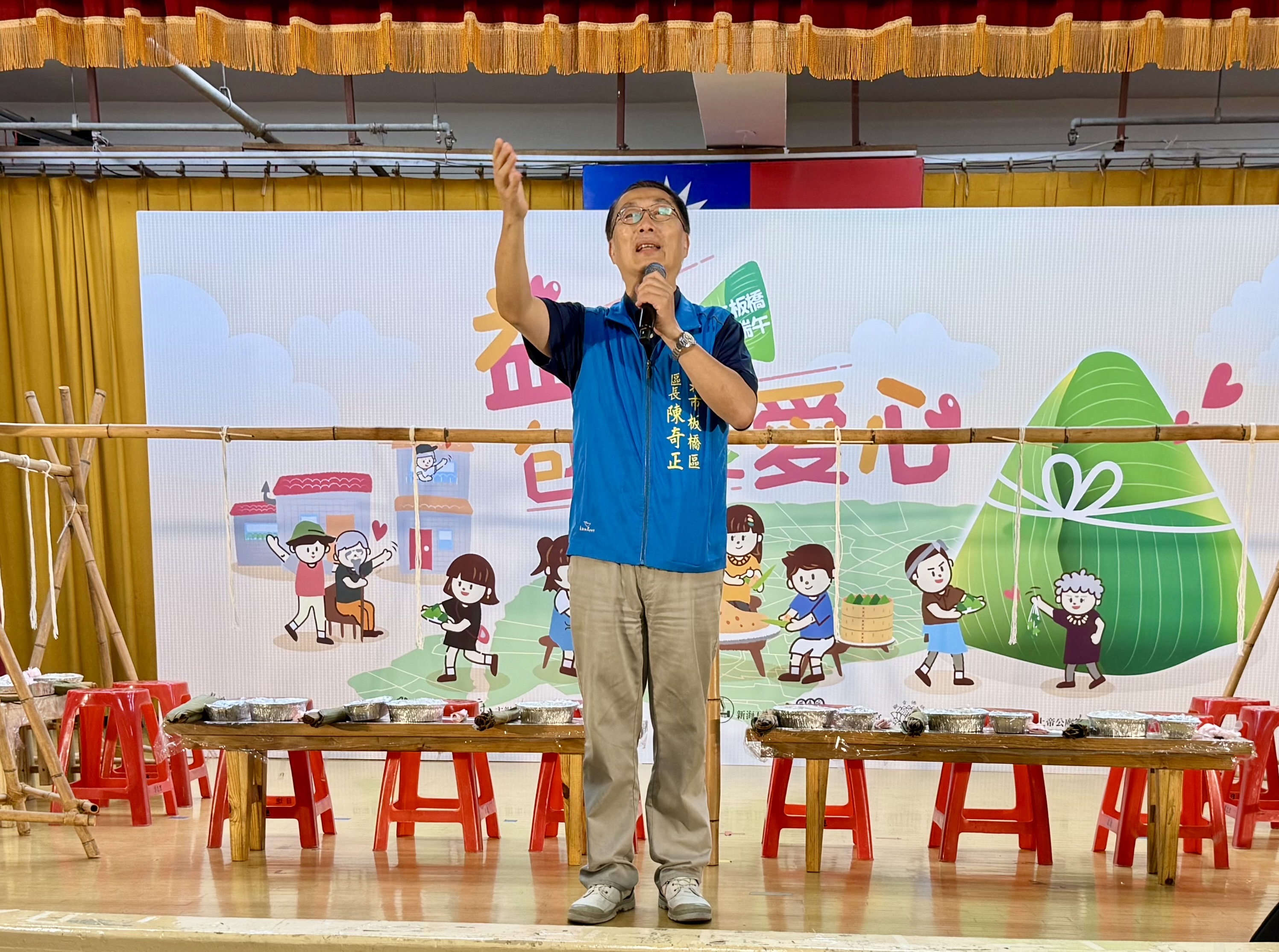 6.板橋陳奇正區長感謝現場里長、志工一同包粽做愛心