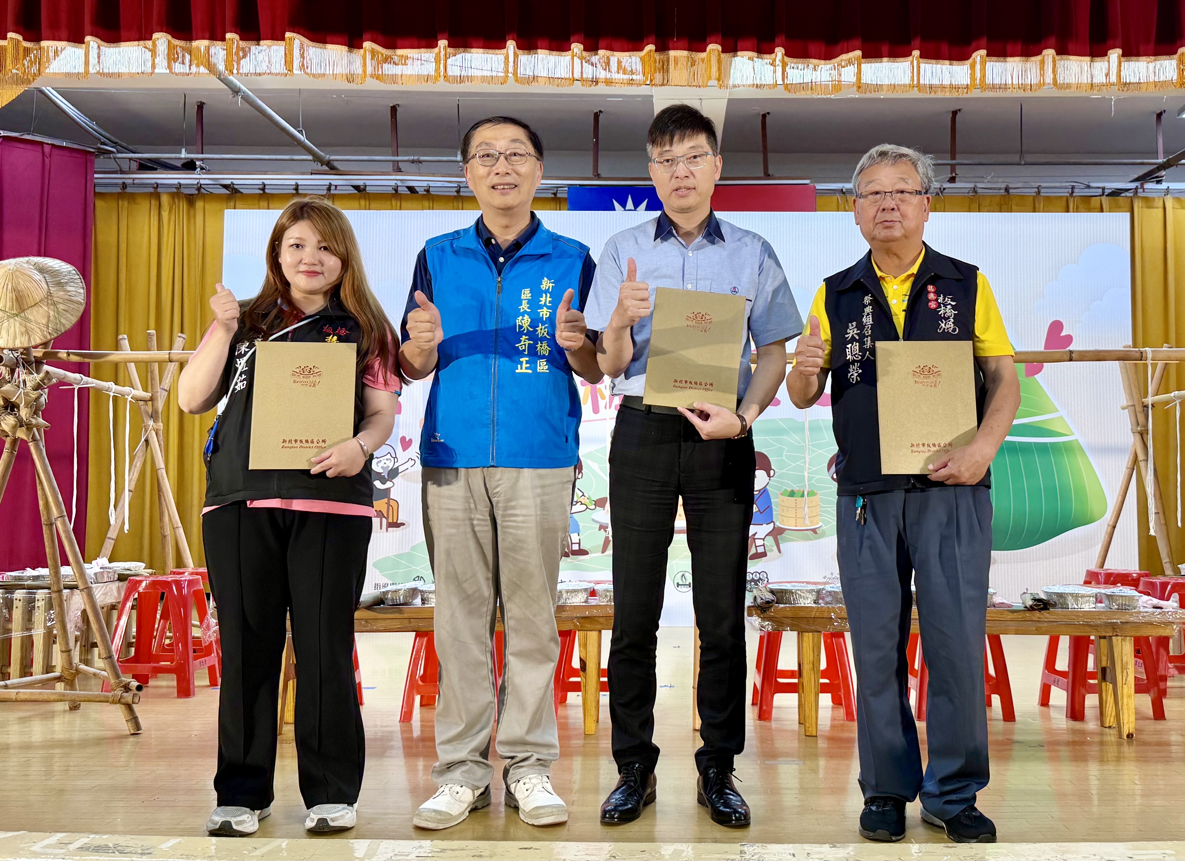 7.陳奇正區長致贈感謝狀予接雲寺(左1)、新海瓦斯(右2)、慈惠宮(右1)等贊助單位