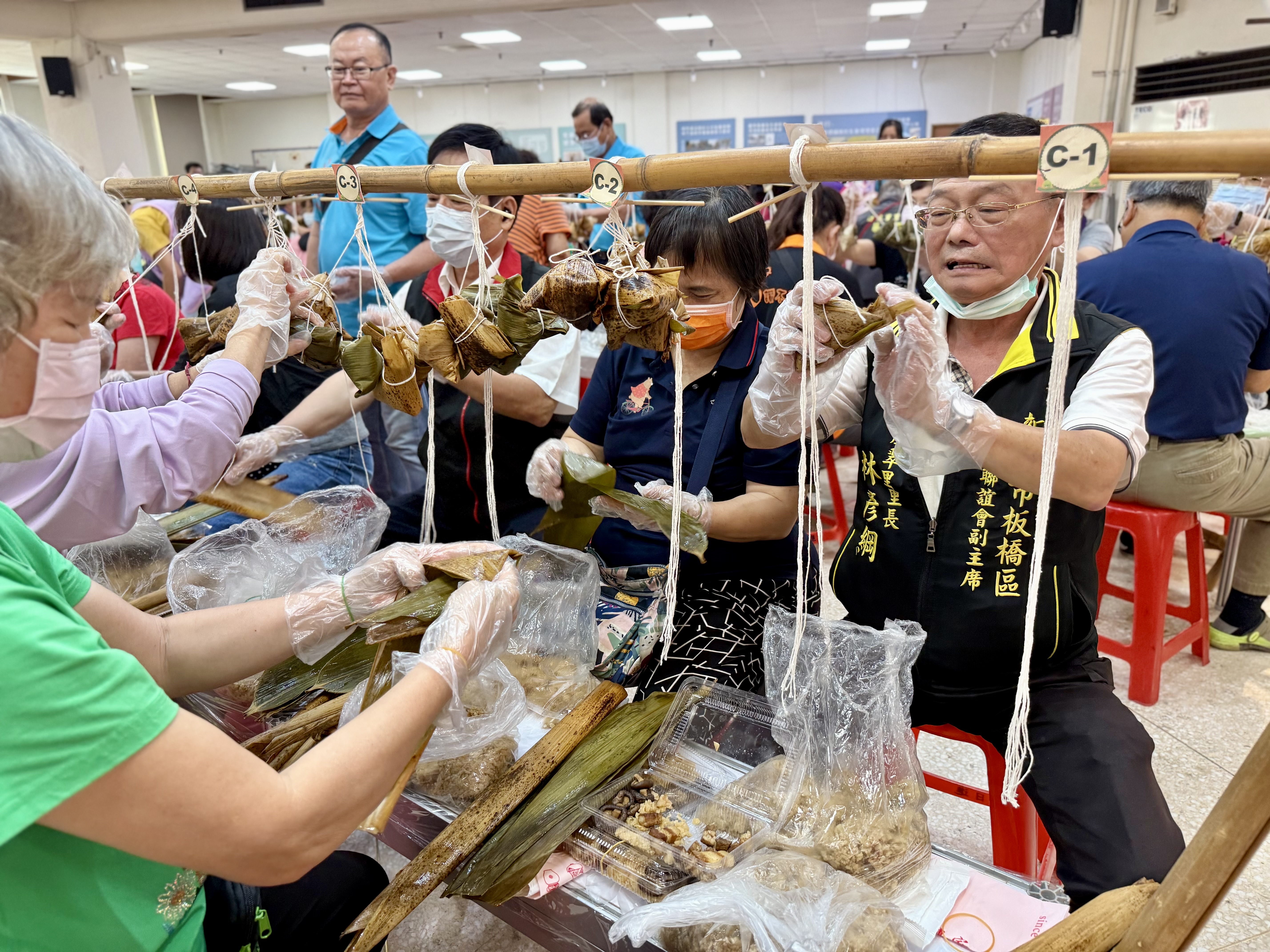 9.超過300位里長、志工參與包粽，場面熱鬧