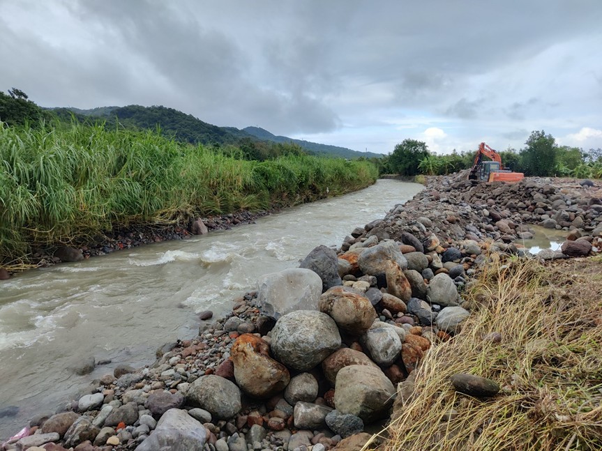 清水溪六股里河段護岸遭沖毀，水利局進行搶修，避免影響河防安全
