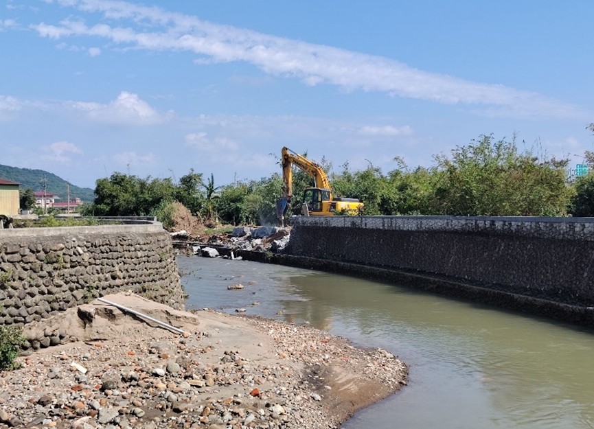 清水溪三界壇河段護岸倒塌，水利局進行緊急搶修