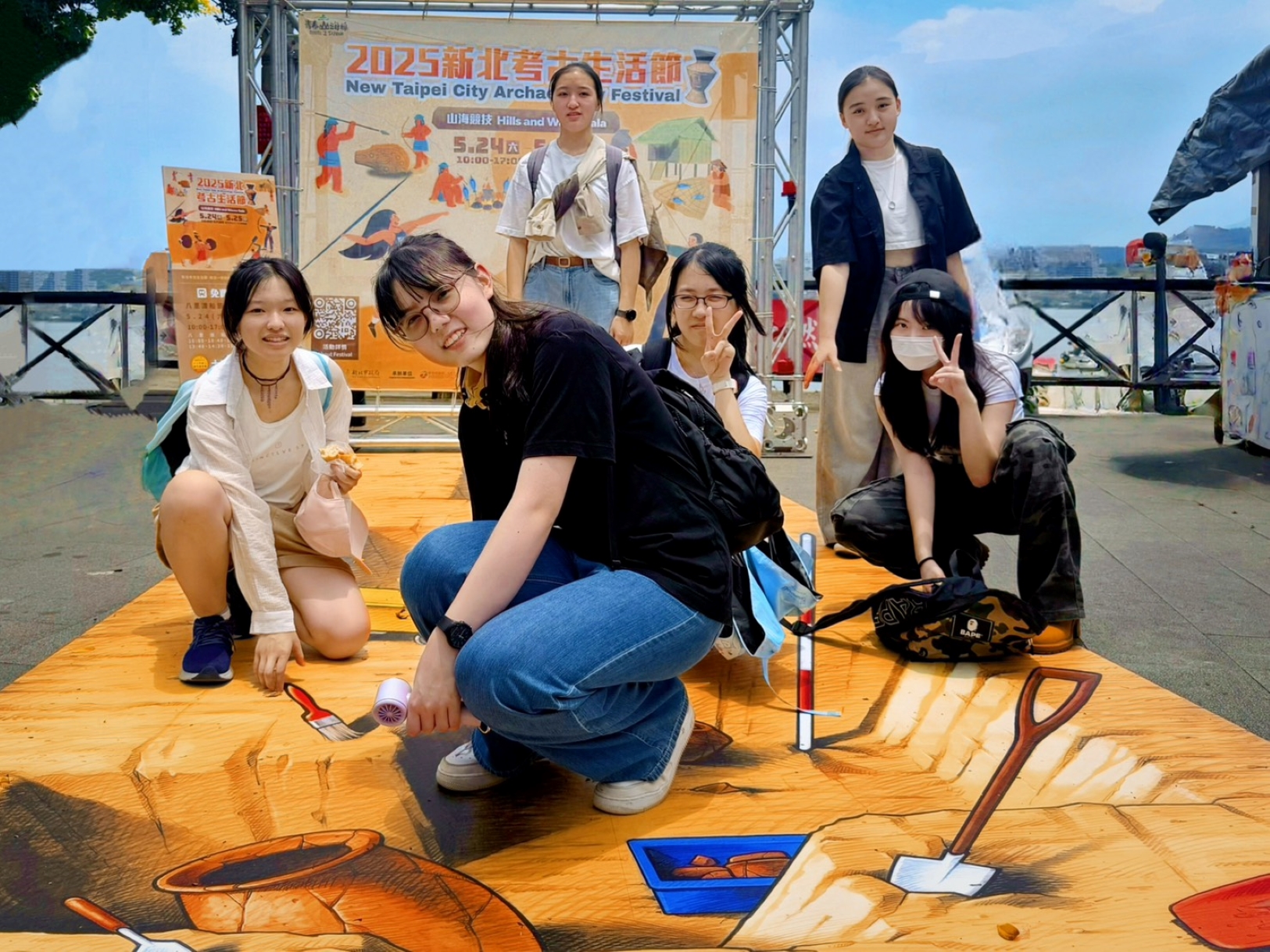2025新北考古生活節串聯八里、淡水商圈，設置3D考古探坑地貼。