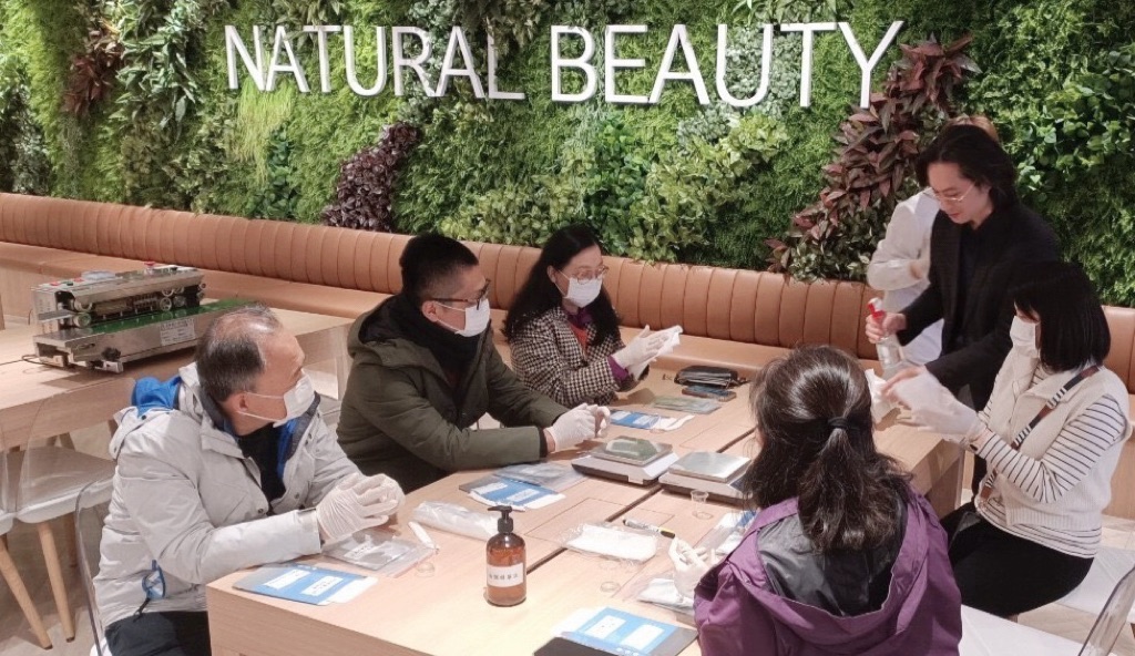 民眾能夠近距離了解保養品製程與天然原料的應用，並親手製作簡易個人保養品