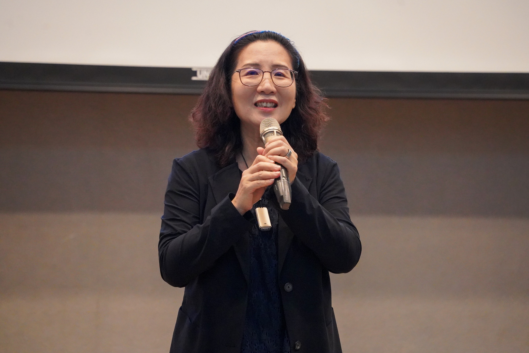 經發局副局長黃碧玉表示，新北致力推動太陽光電、節能設備設置，並透過補助政策鼓勵民間積極參與，同時強化法規制度與誠信治理，確保資源使用公開透明