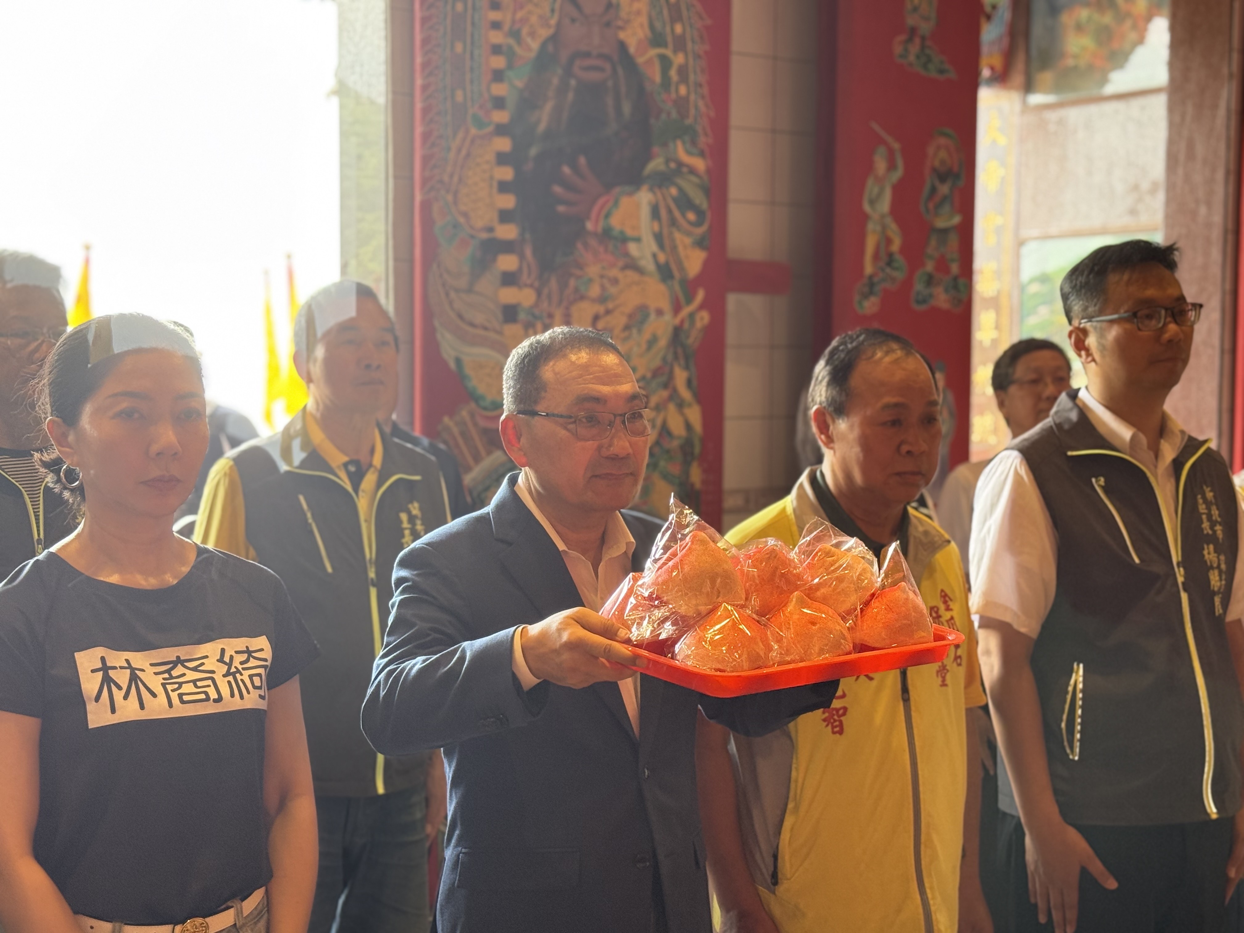 今(23)日是農曆四月廿六日神農大帝聖誕，新北市長侯友宜一早前往瑞芳保民堂參拜祈福，祈求神農大帝庇佑眾生百姓平安健康、新北農漁產業豐收。