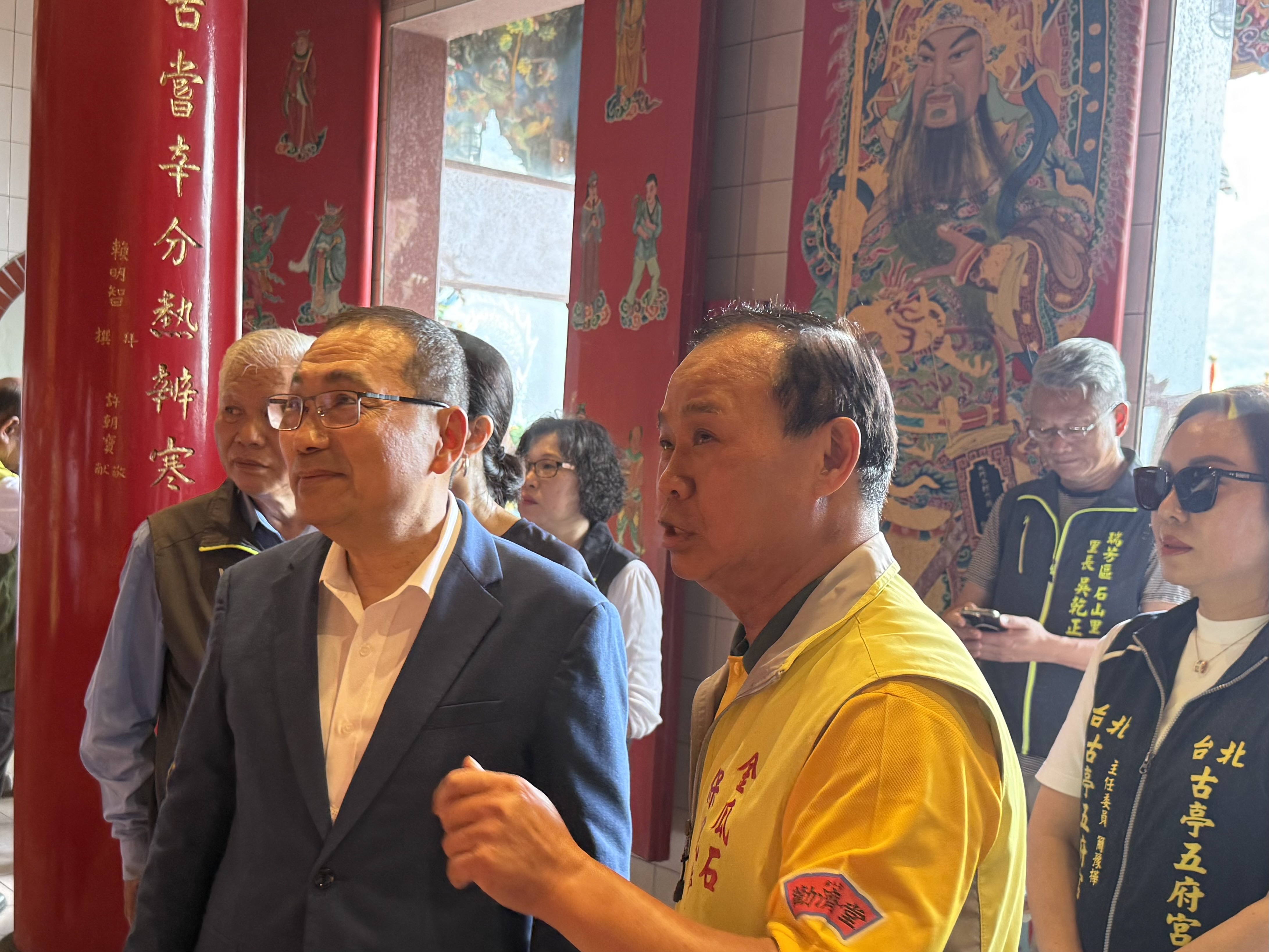 侯友宜市長仔細聆聽廟方人員解說保民堂歷史文物。