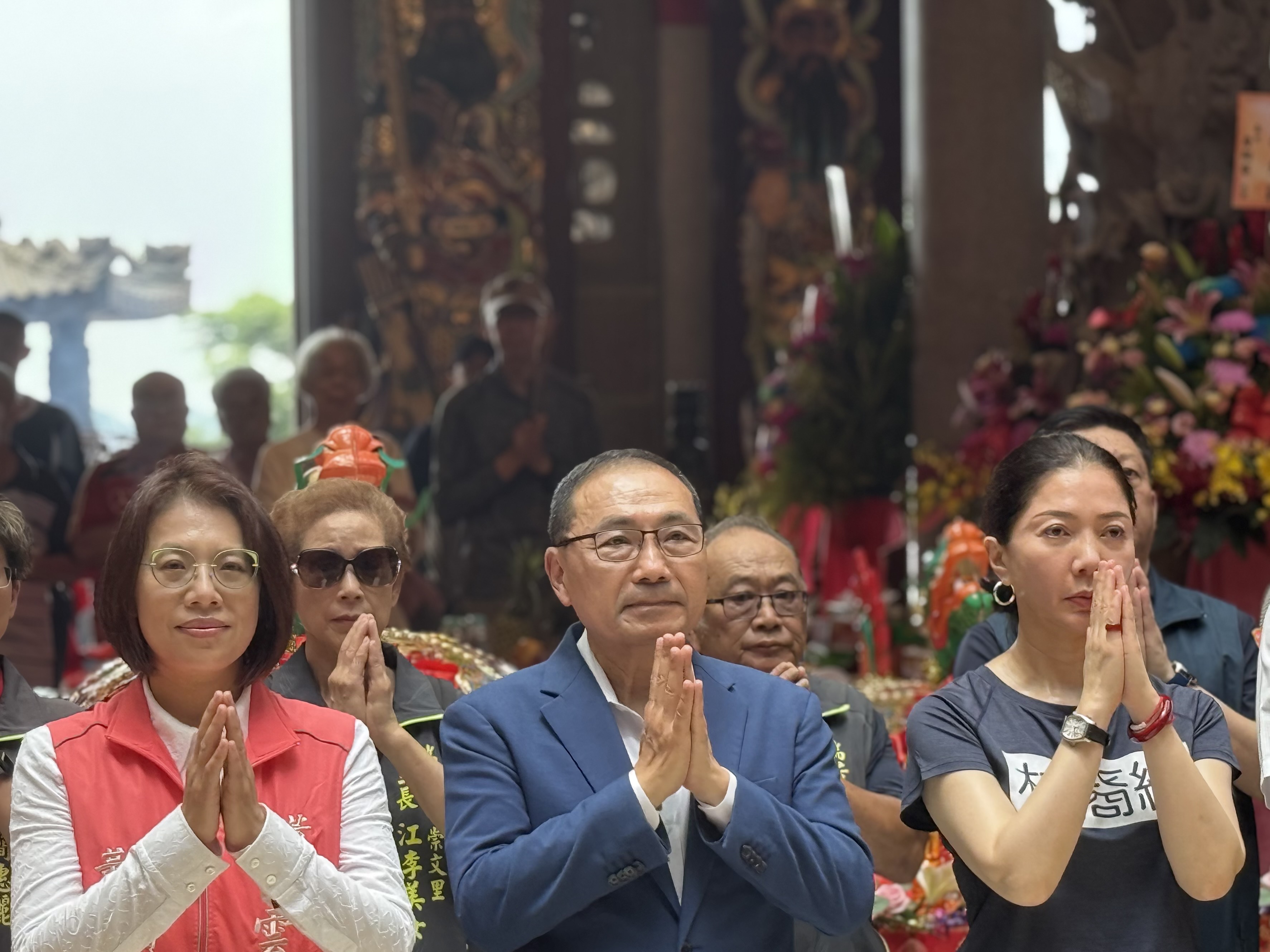 侯友宜接續來到青雲殿參拜，祈求風調雨順、國泰民安。