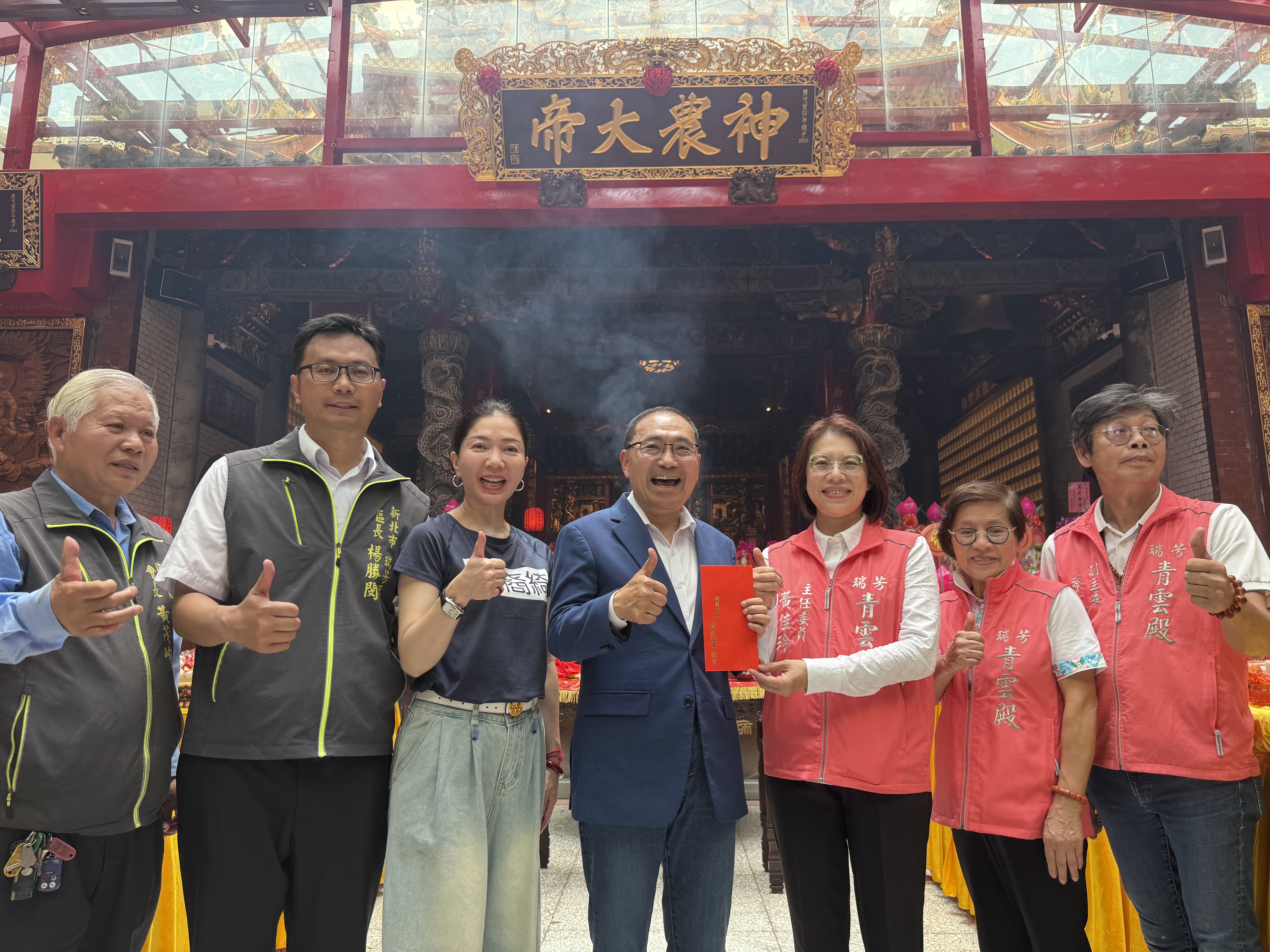 侯友宜致贈香油錢予以廟方