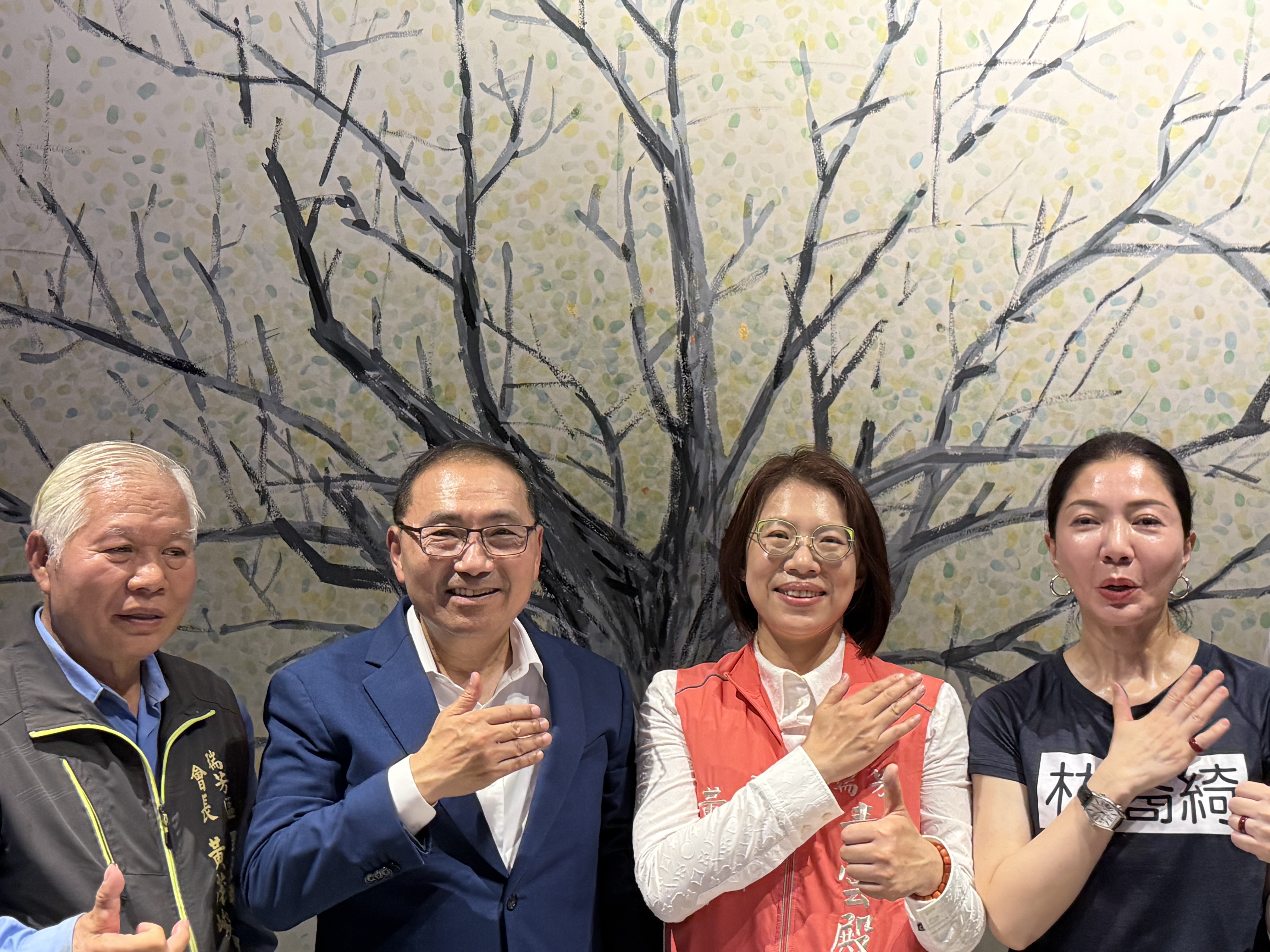 侯友宜於生命樹前蓋印，象徵萬物共生，並和貴賓一同合影。