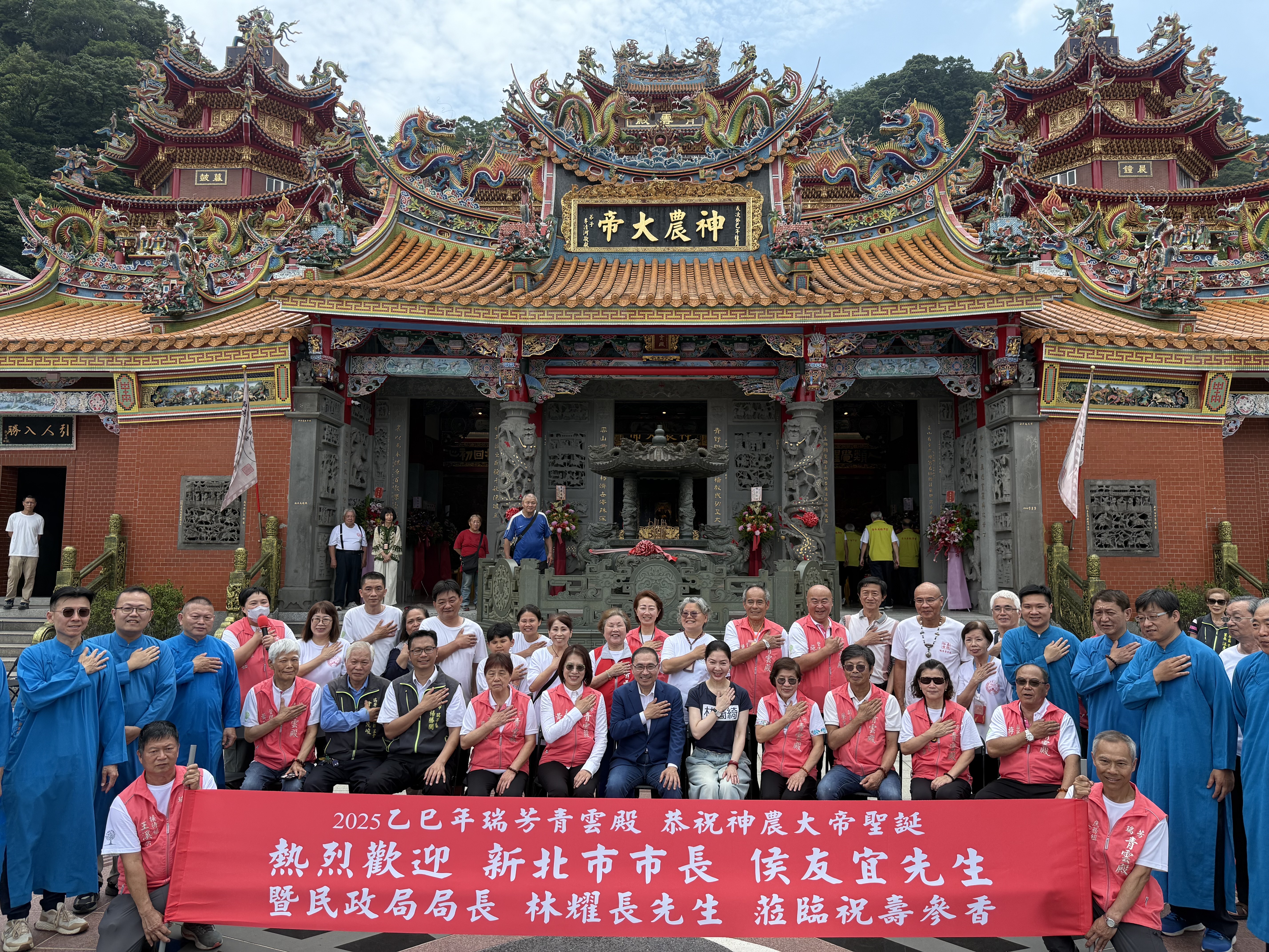 侯友宜與青雲殿工作人員合影留念。