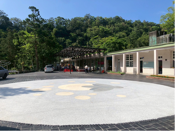 考量紫東社區長者行走不易，因此設置抿石子螢火蟲入口意象地坪