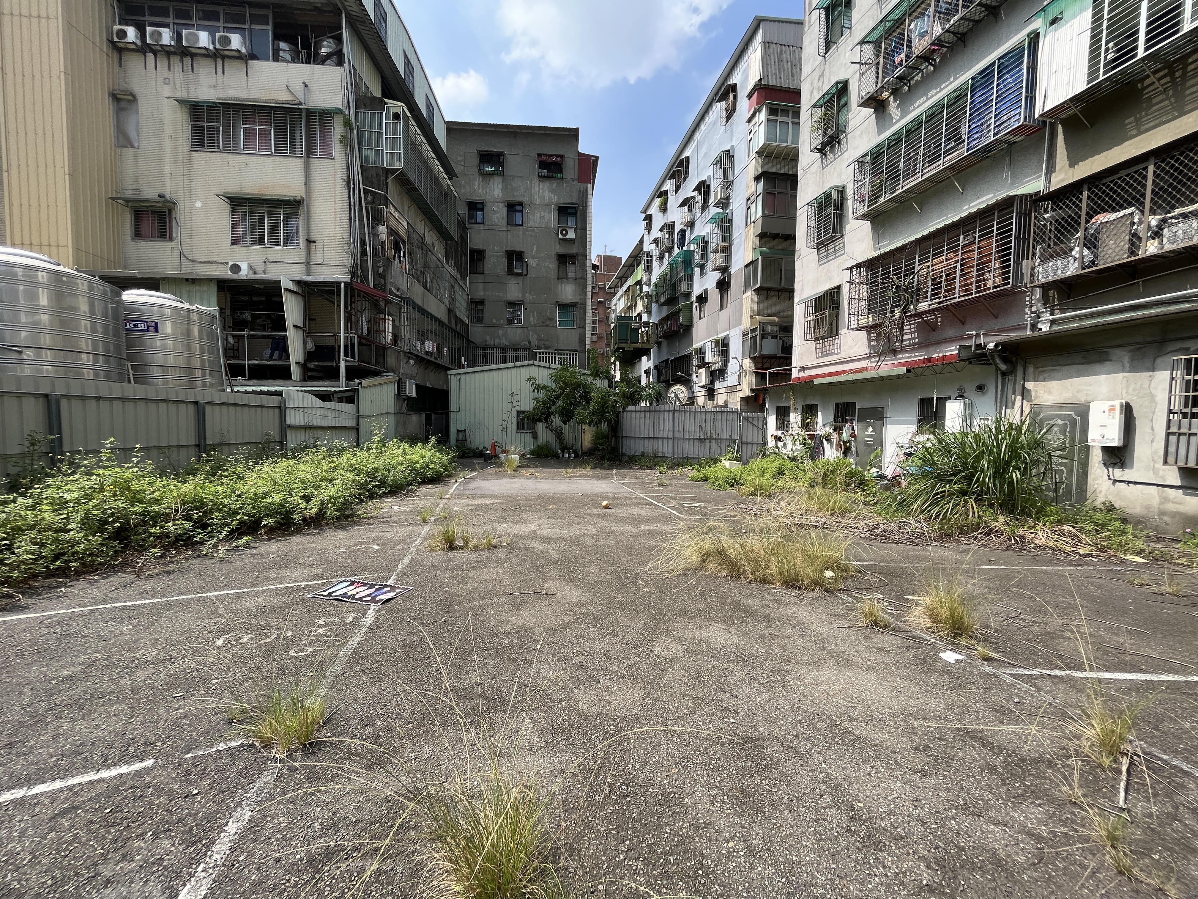 蘆洲區民族路70巷轉角巷弄原為閒置空地，雜草叢生，工務局活化土地改造為公園綠地。