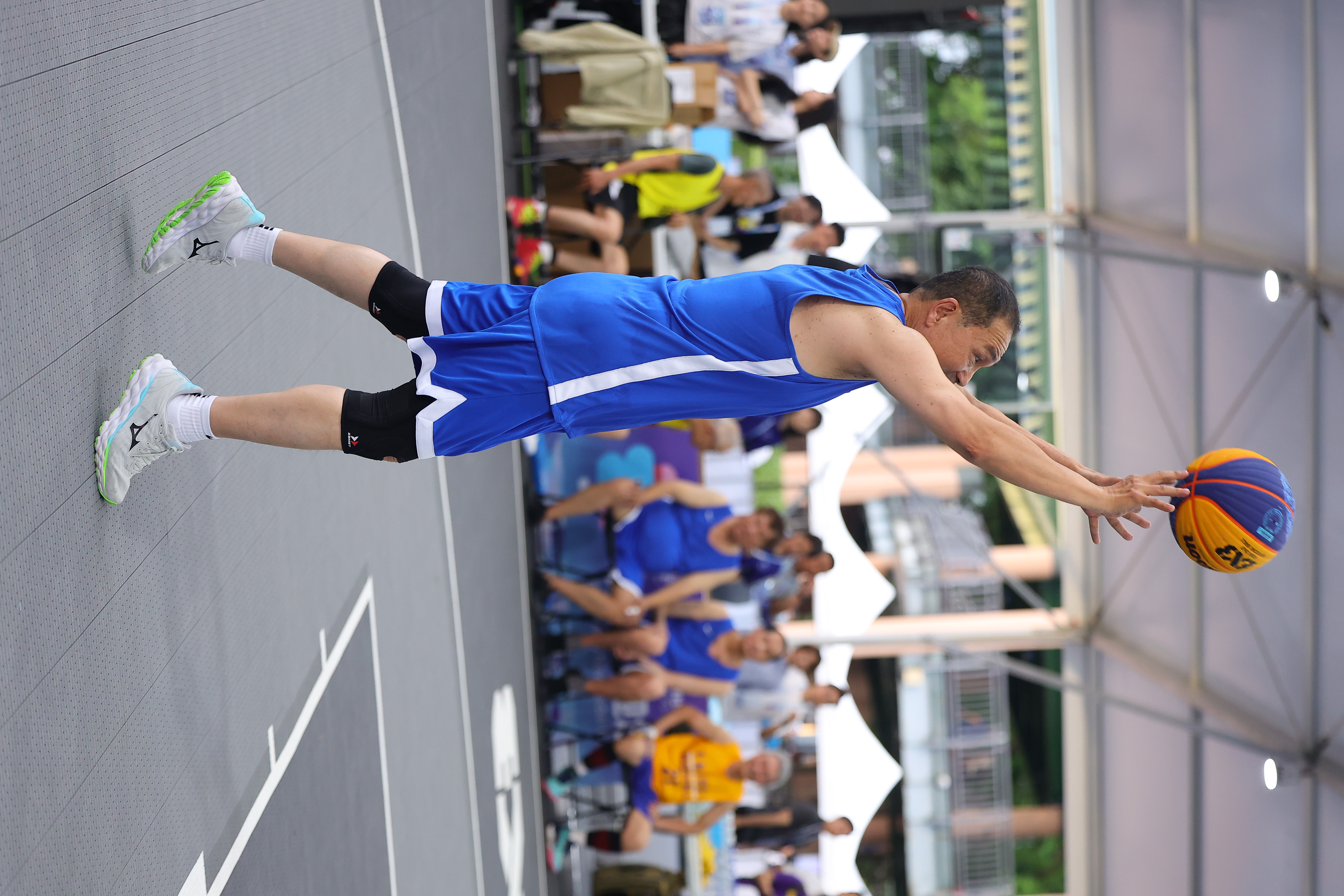  50年後能再次穿上球鞋，侯友宜和老戰友一起打籃球