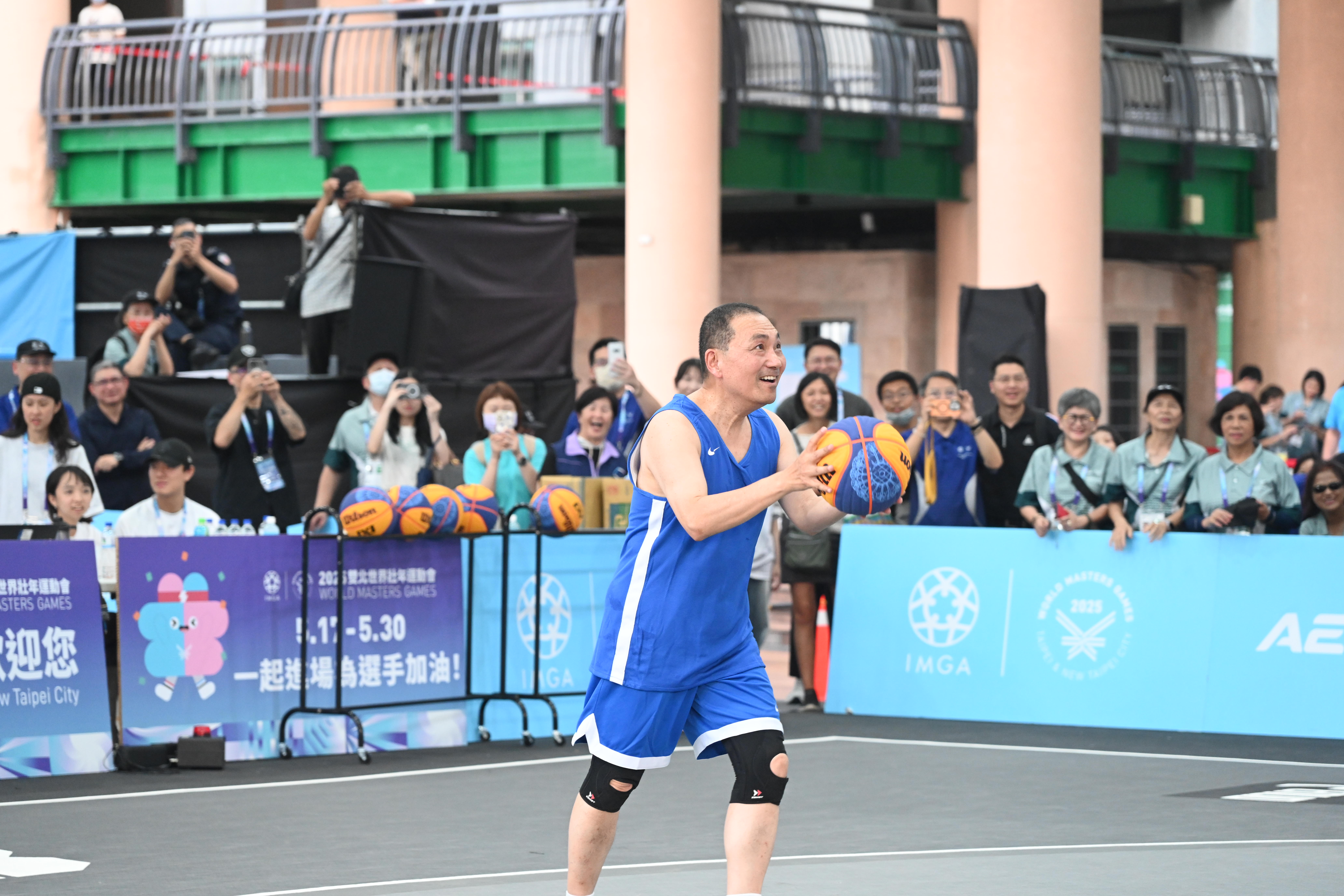  50年後再次穿上球鞋，侯友宜和老戰友一起打籃球