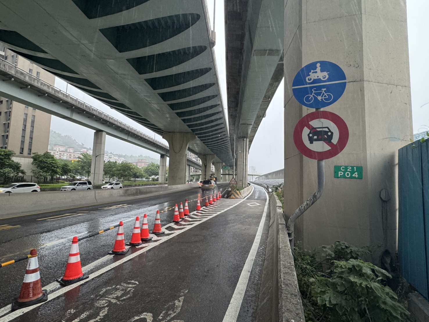 疏洪北路機慢車道，提供便捷順暢的通行路線