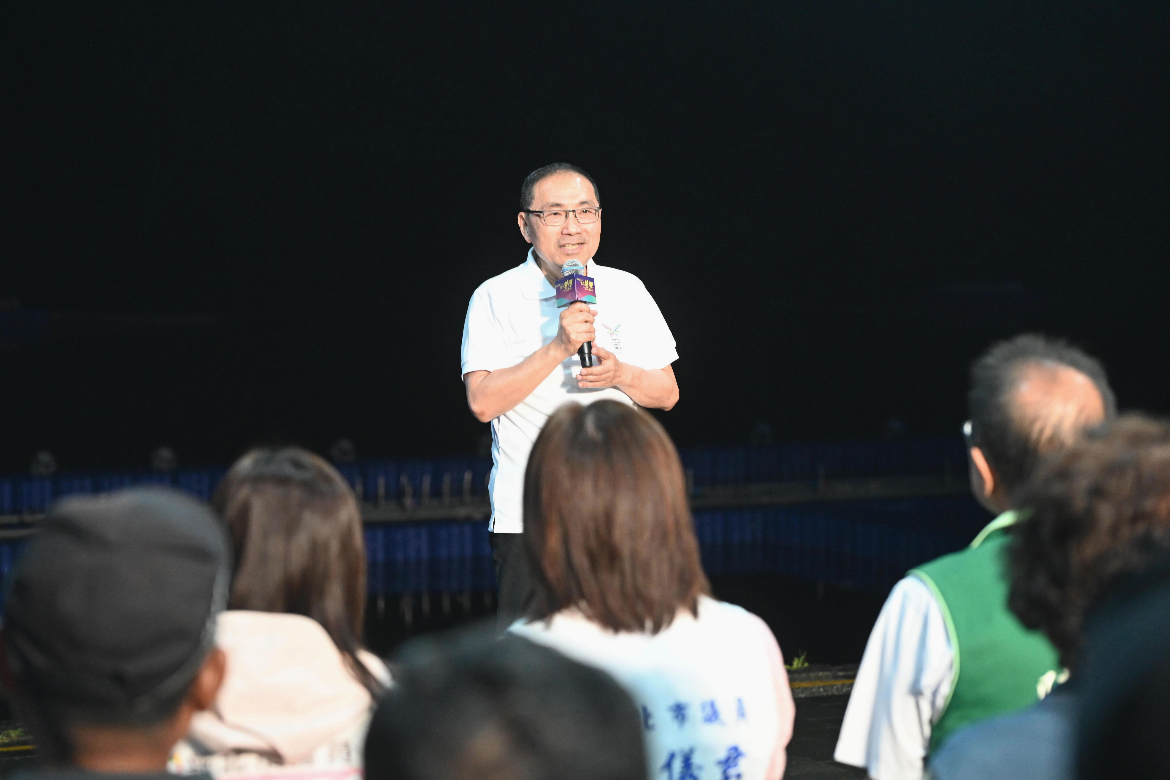 2025碧潭水舞季登場，侯友宜邀民眾共賞水火共舞。
