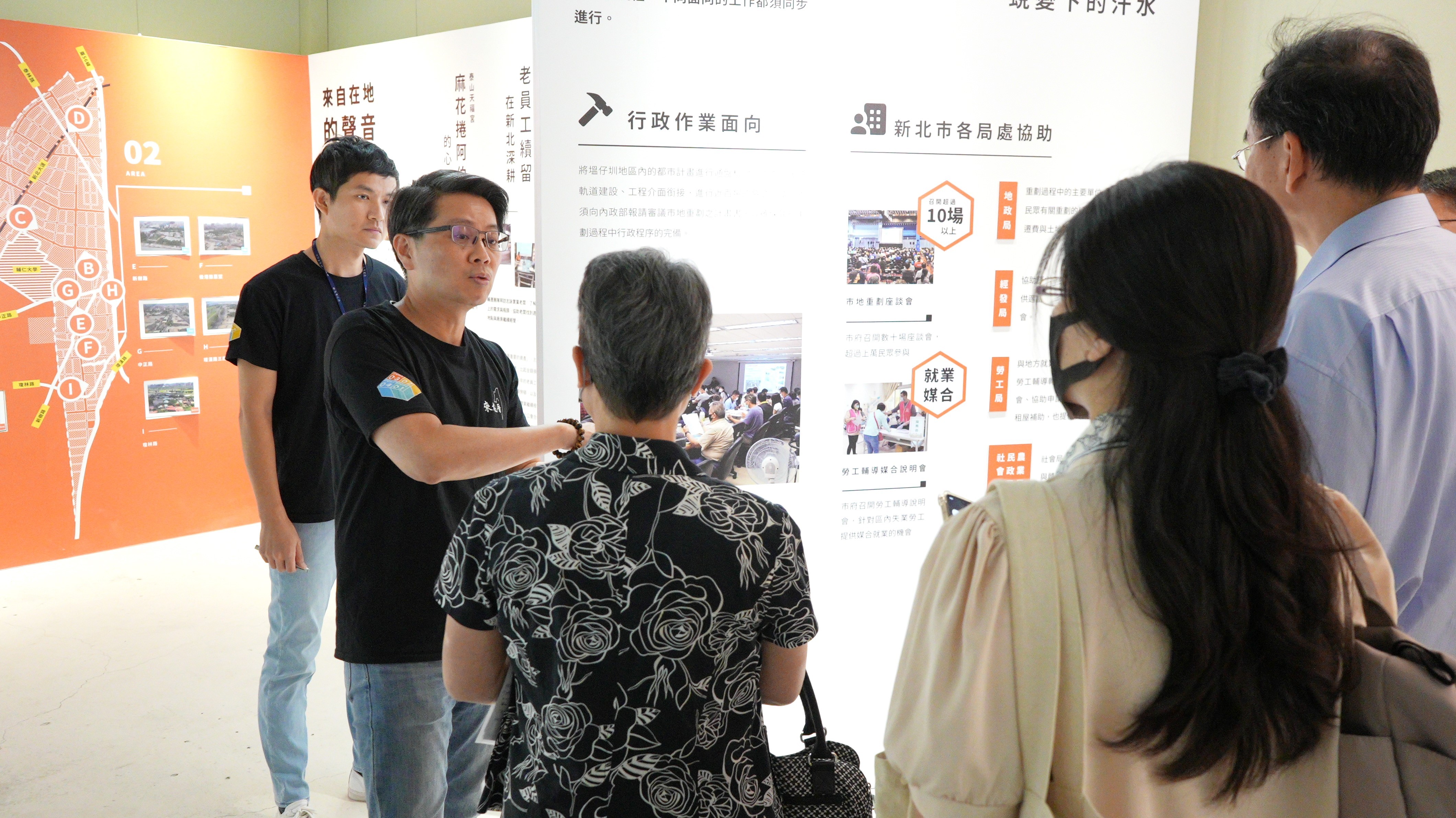 新北地政局局長（左二）說明故事館內陳設的重劃過程。（新北市地政局提供）