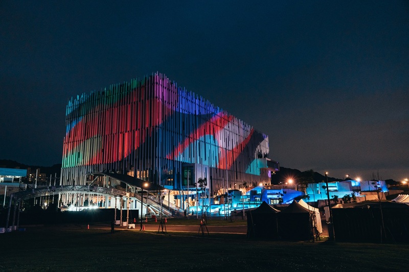 新北市美術館化身城市舞台，世壯運閉幕典禮以建築光雕投影結合表演節目，打造視覺盛宴。