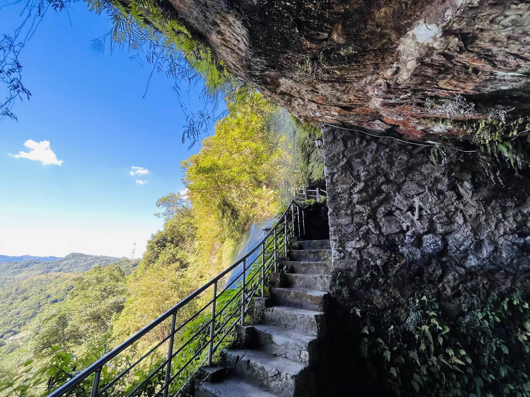 銀河洞瀑布飛瀑直下，水氣瀰漫如夢似幻，成為登山客打卡熱點。