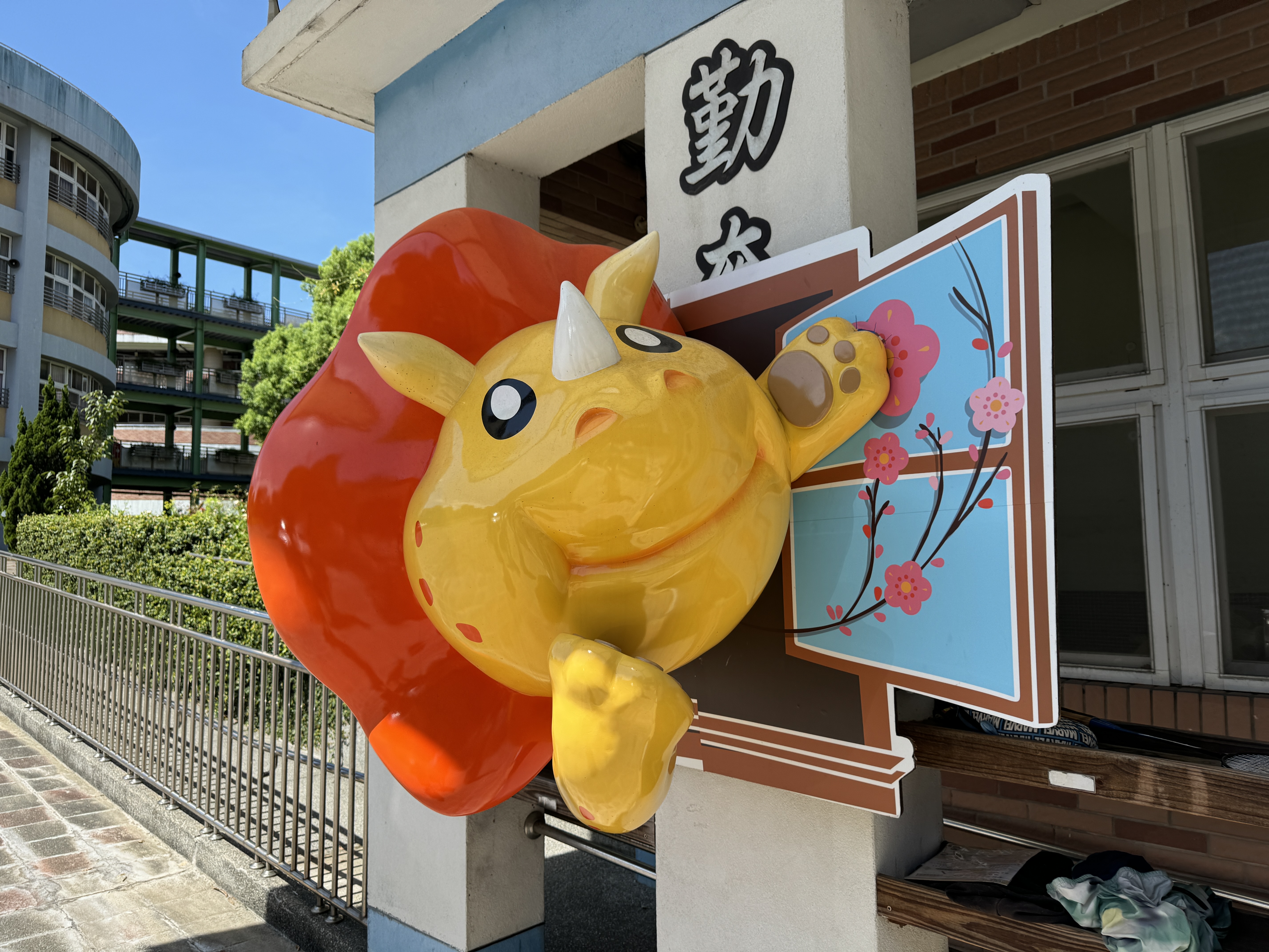 新北市立淡水古蹟博物館「裝置藝術品巡迴展覽」活動計畫日前在三峽國小試辦展出，獲得熱烈回響，師生直呼「巨型寵物」太可愛。
