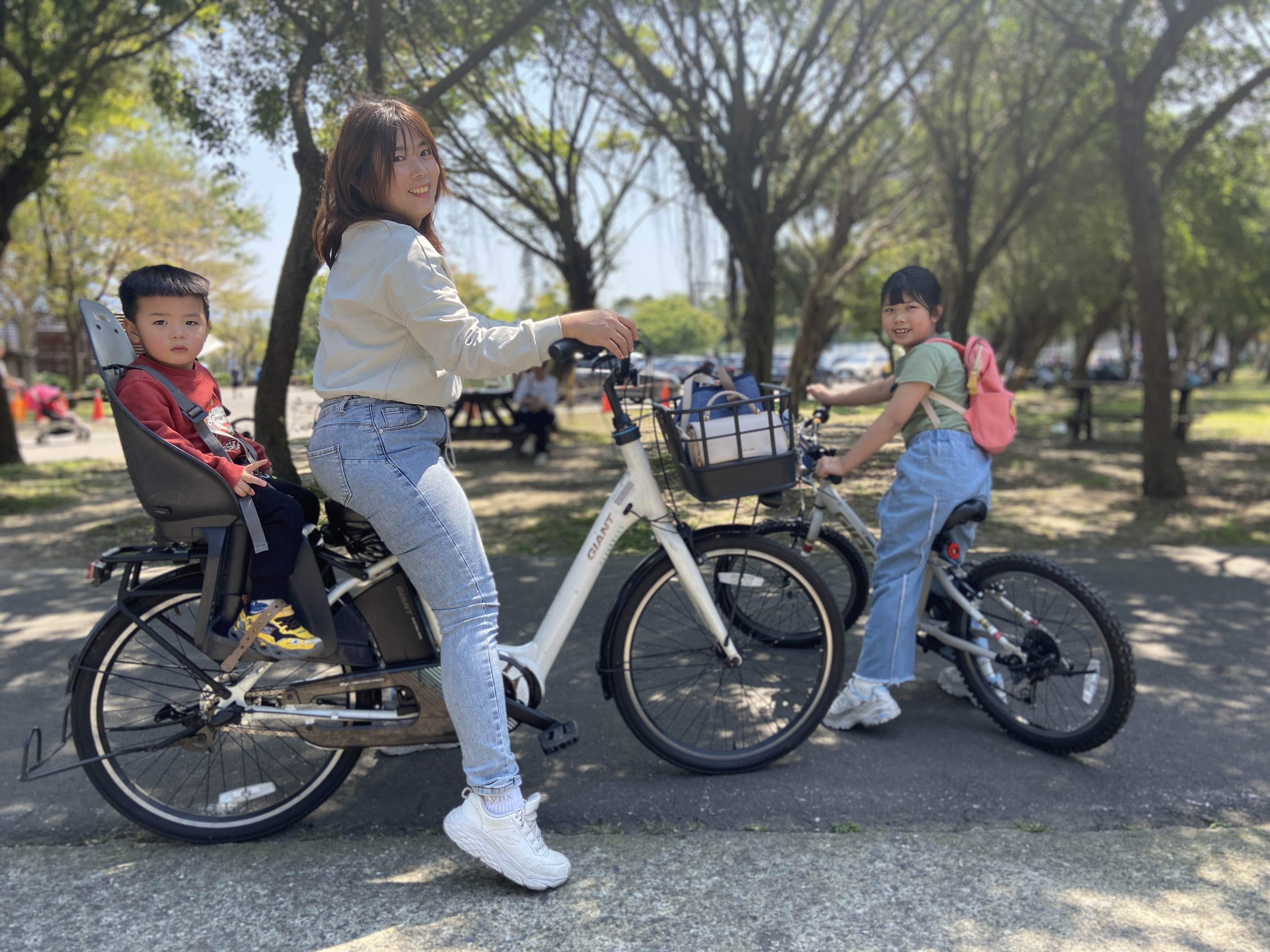 歡迎與家人一起同遊騎腳踏車共度浪漫小約會