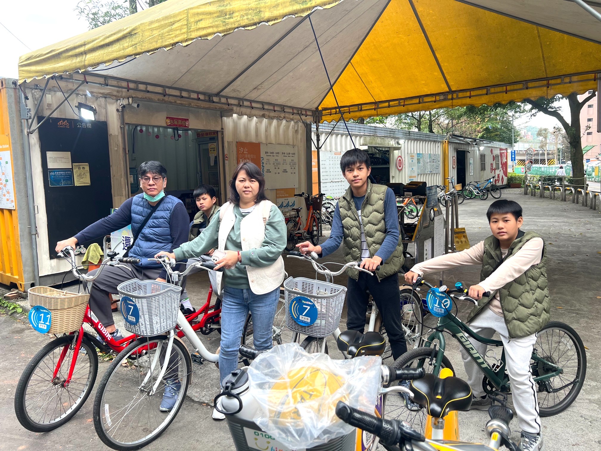 出發前來張合照~