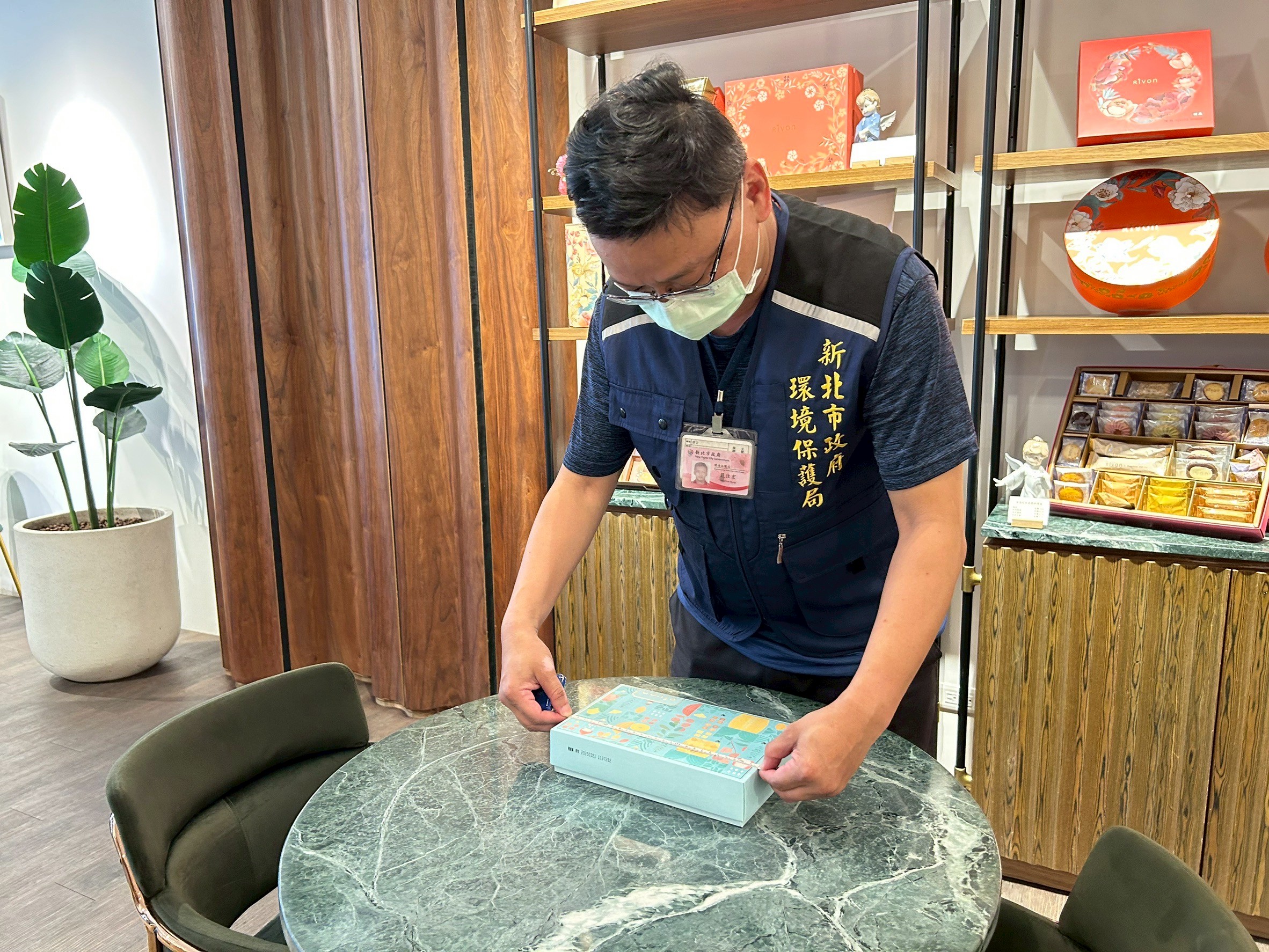 新北環保局抽查215件禮盒商品有無過度包裝情形，抽查結果全數合格