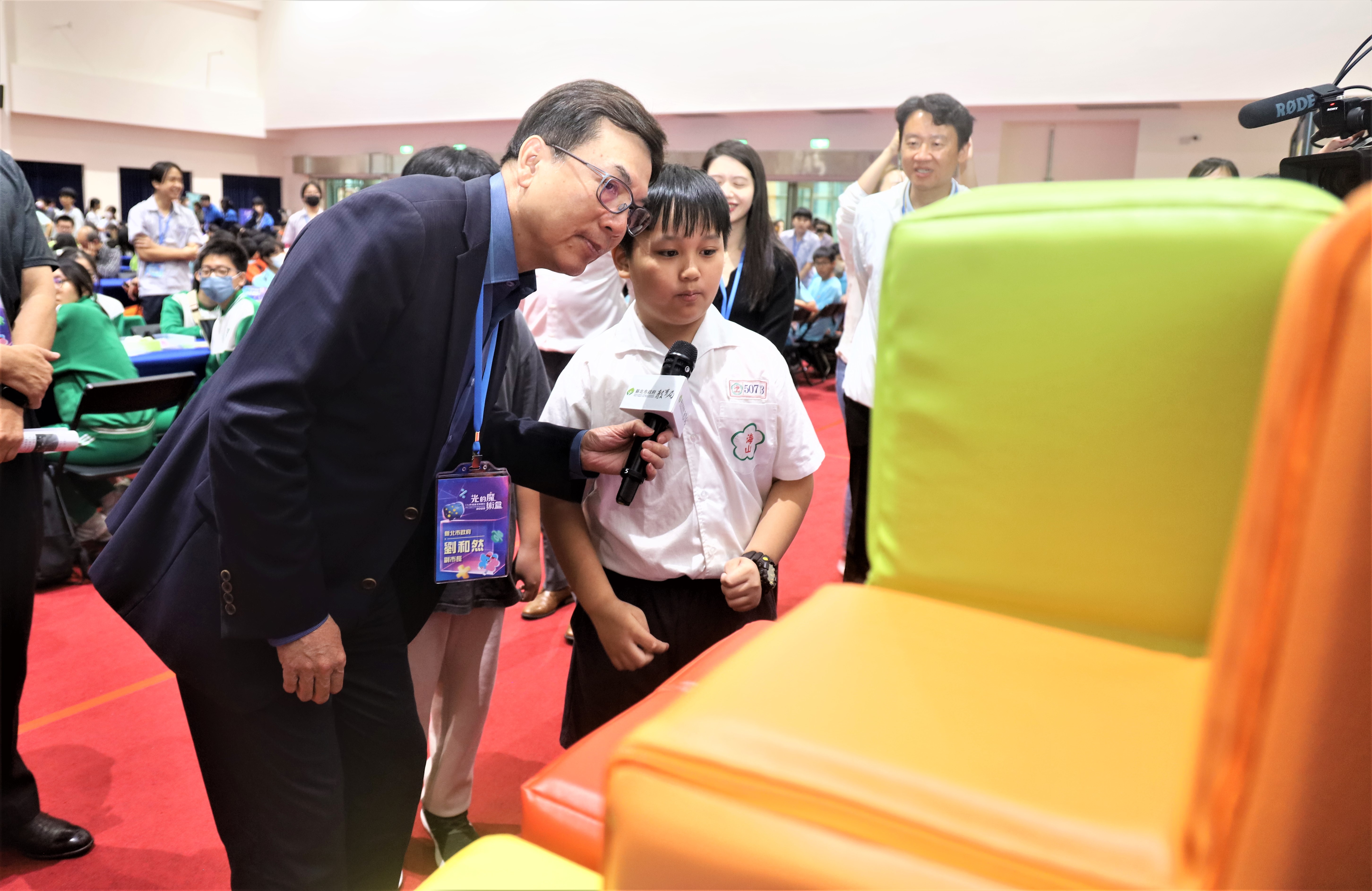 劉和然副市長至數感實驗體驗攤位與海山國小學童互動學習