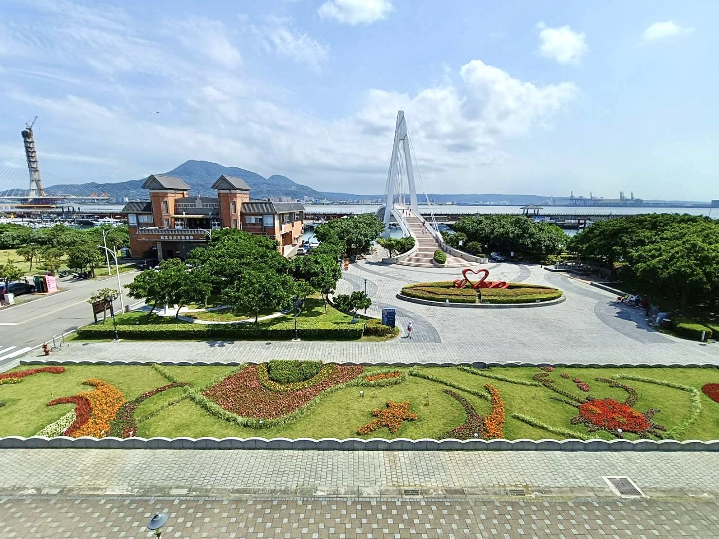 景觀處以三點蟹、海浪及海神三叉戟等海洋意象融入商店街前花圃設計，用巧妙的植栽配置呈現出生機盎然的海洋世界
