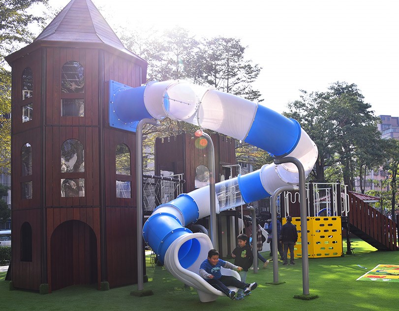 中和區福華公園以歡樂城堡為設計主軸，讓孩子們可以安全地在這裡盡情挑戰自我、發揮想像力
