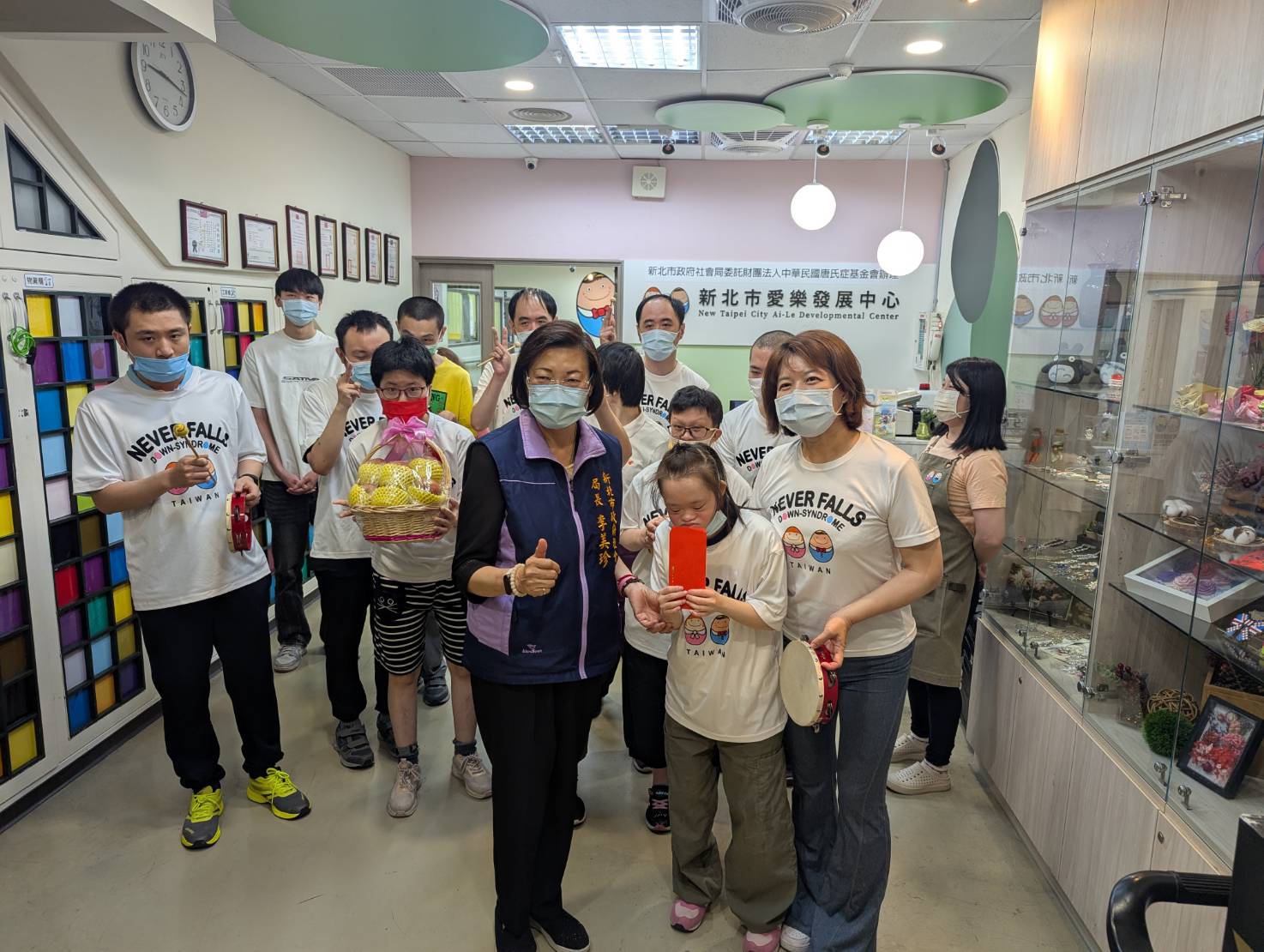  李美珍局長代表侯友宜市長到愛樂發展中心慰問 右為中心主任林爾思