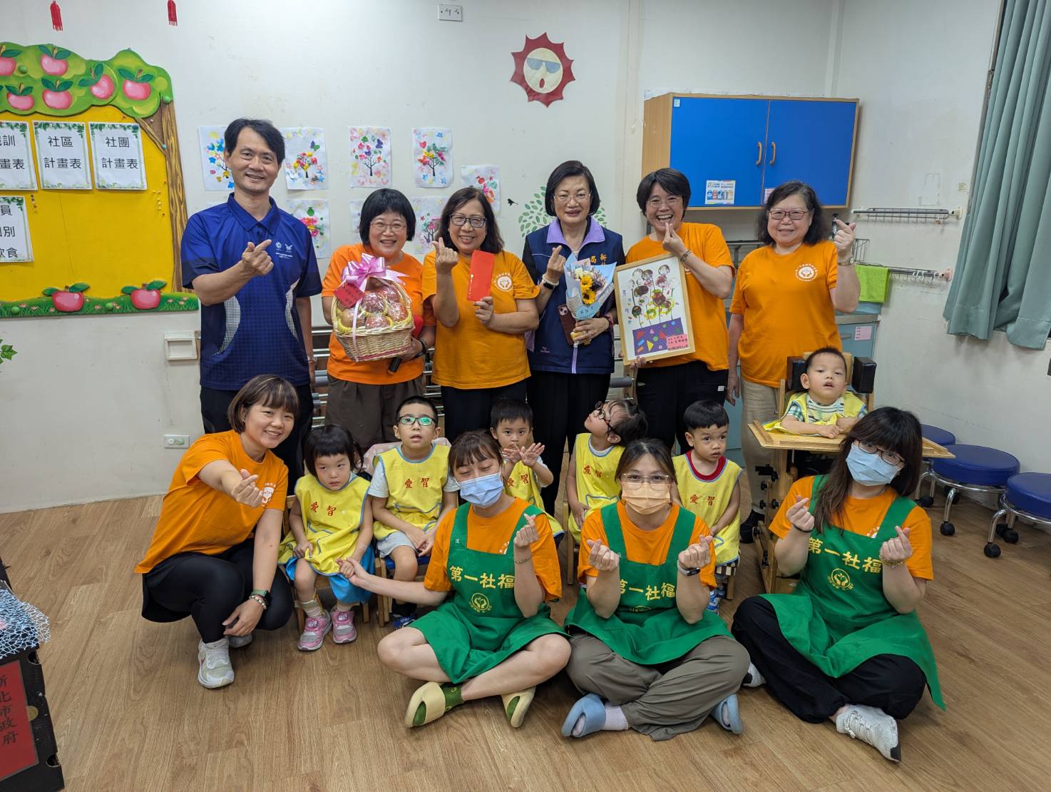 李美珍局長代表侯友宜市長到愛智發展中心慰問 收到小朋友的手作品回禮