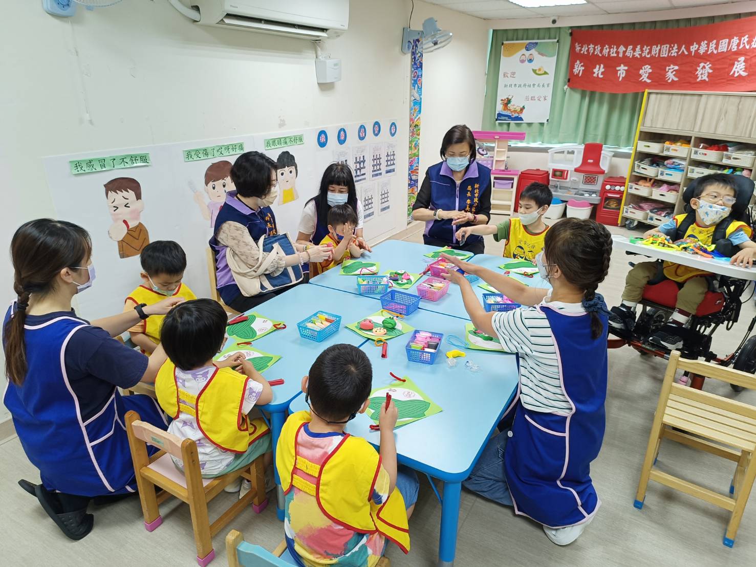  李美珍局長代表侯友宜市長到愛家發展中心慰問 並和小朋友一起互動