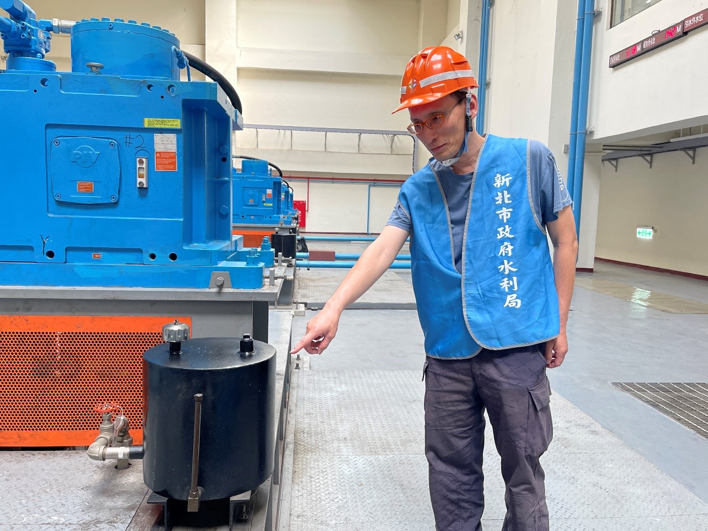 抽水站人員進行抽水前油量檢查