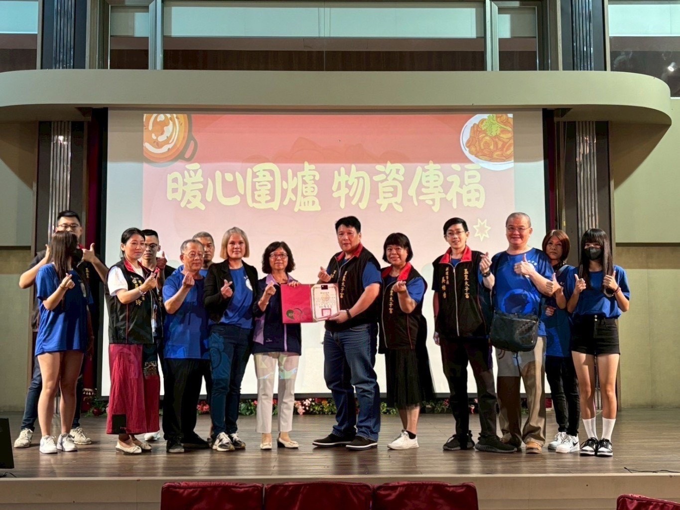 社會局副局長許秀能(左5)頒發感謝狀予玉皇太子慈善功德會蘇明輝宮主(右6)，並與功德會理事長陳梅玲(右5)等人合影。