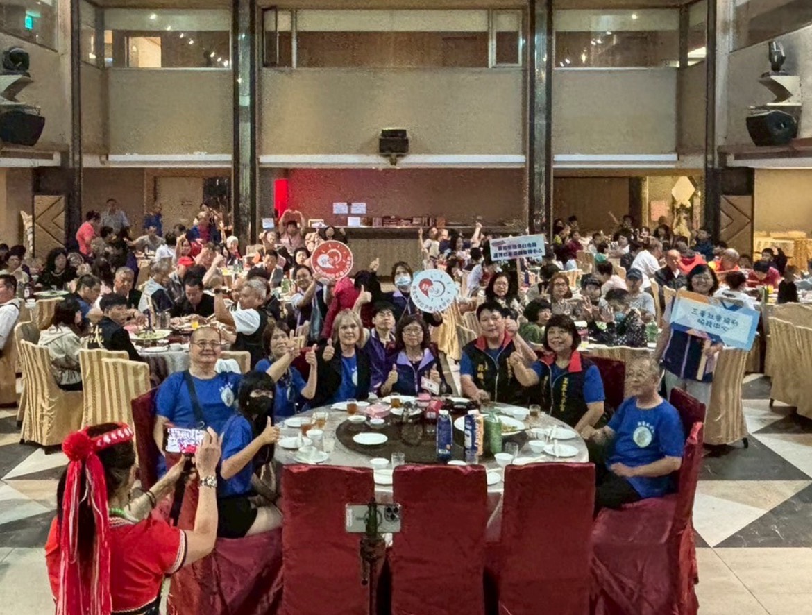 新北市玉皇太子慈善功德會28日晚間與蘆洲及三重社福中心共同舉辦民生物資捐贈暨圍爐活動